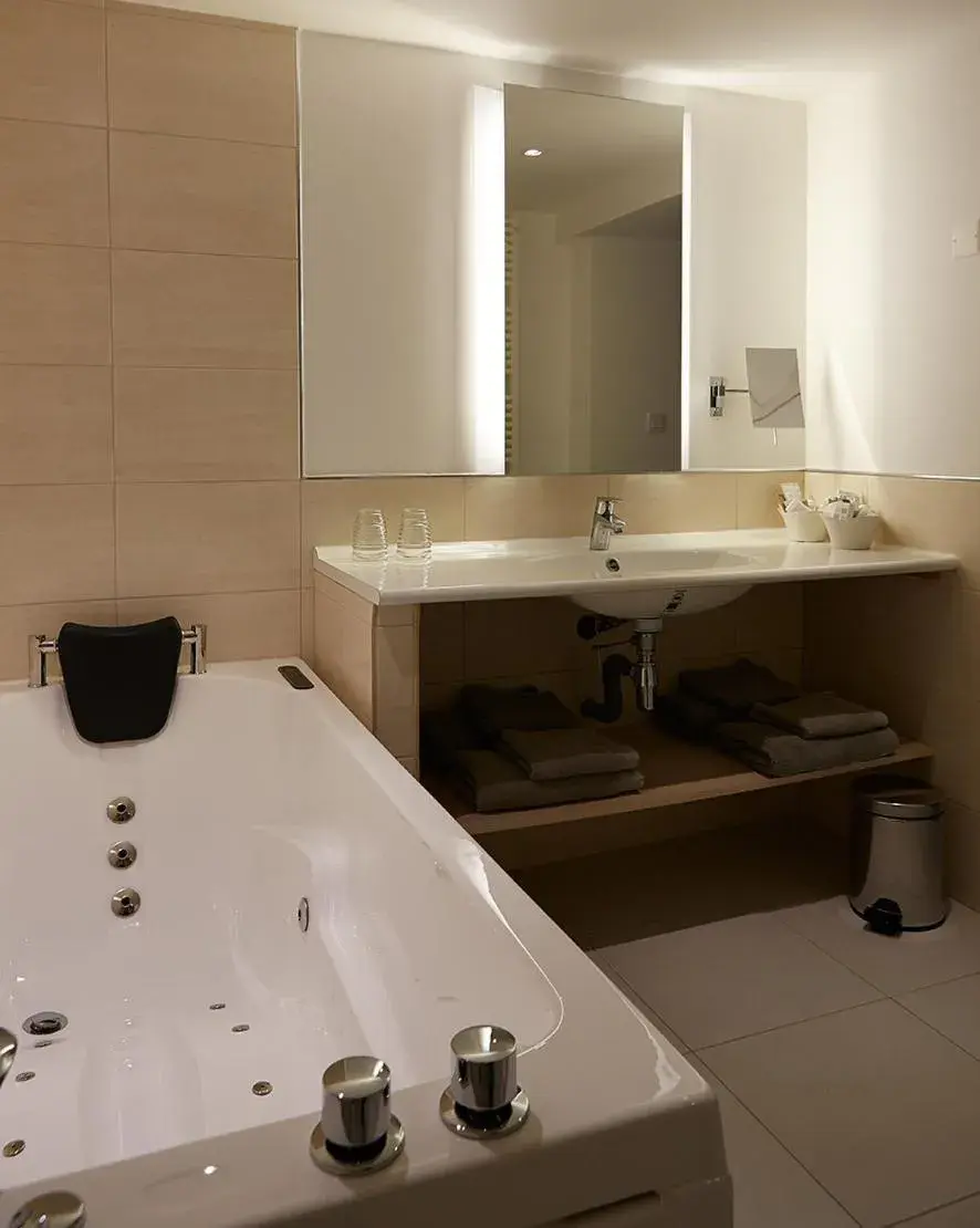 Bathroom in The Originals Hôtel Le Cise Restaurant Chambres et Suites Bathroom in The Originals Hôtel Le Cise Restaurant Chambres et Suites