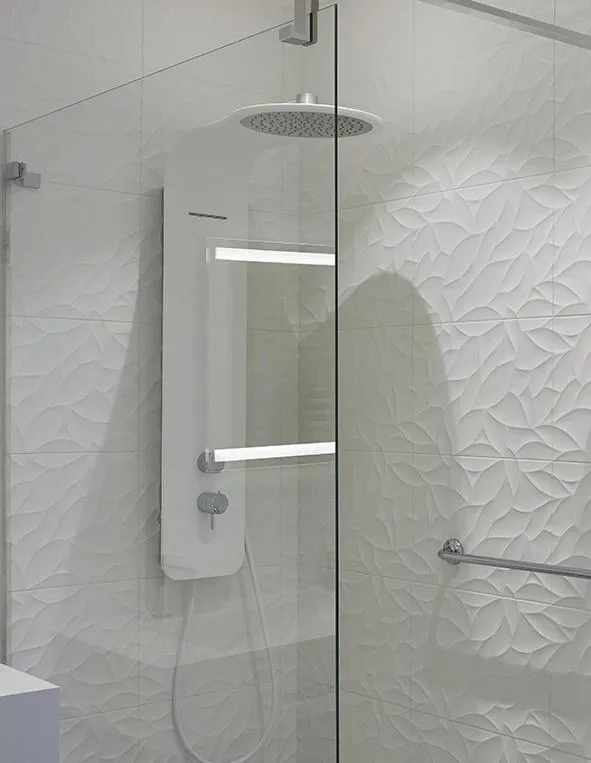 Shower in The Originals Hôtel Le Cise Restaurant Chambres et Suites