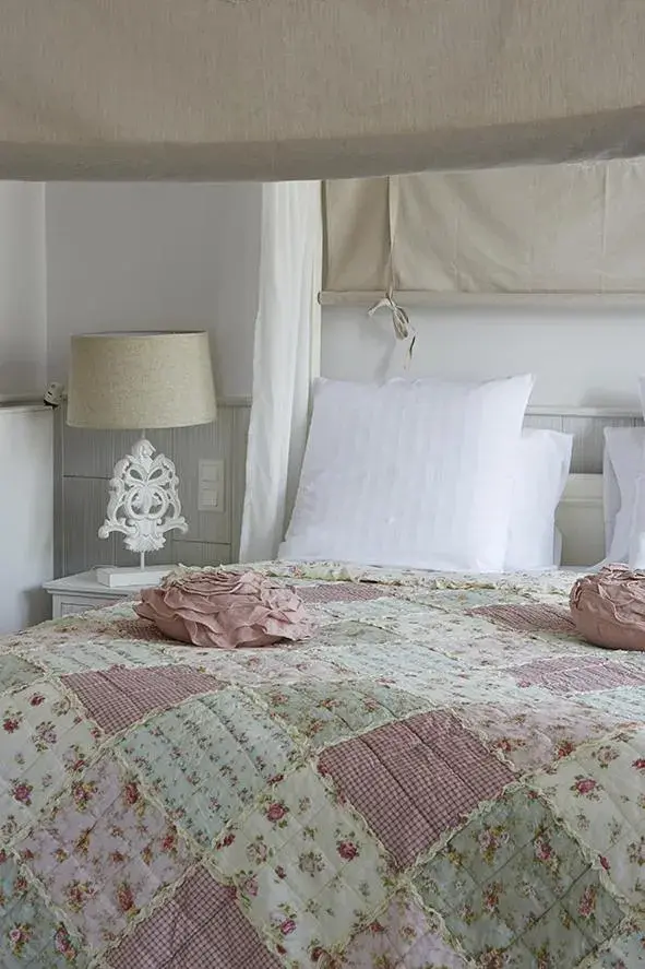 Bed in The Originals Hôtel Le Cise Restaurant Chambres et Suites Bed in The Originals Hôtel Le Cise Restaurant Chambres et Suites
