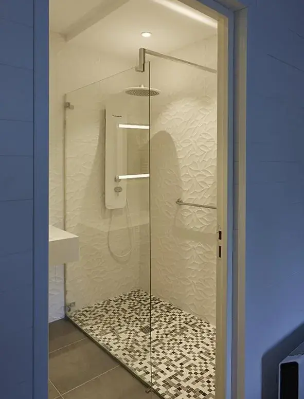 Shower in The Originals Hôtel Le Cise Restaurant Chambres et Suites Shower in The Originals Hôtel Le Cise Restaurant Chambres et Suites