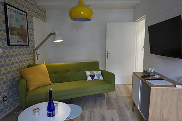 TV and multimedia in The Originals Hôtel Le Cise Restaurant Chambres et Suites