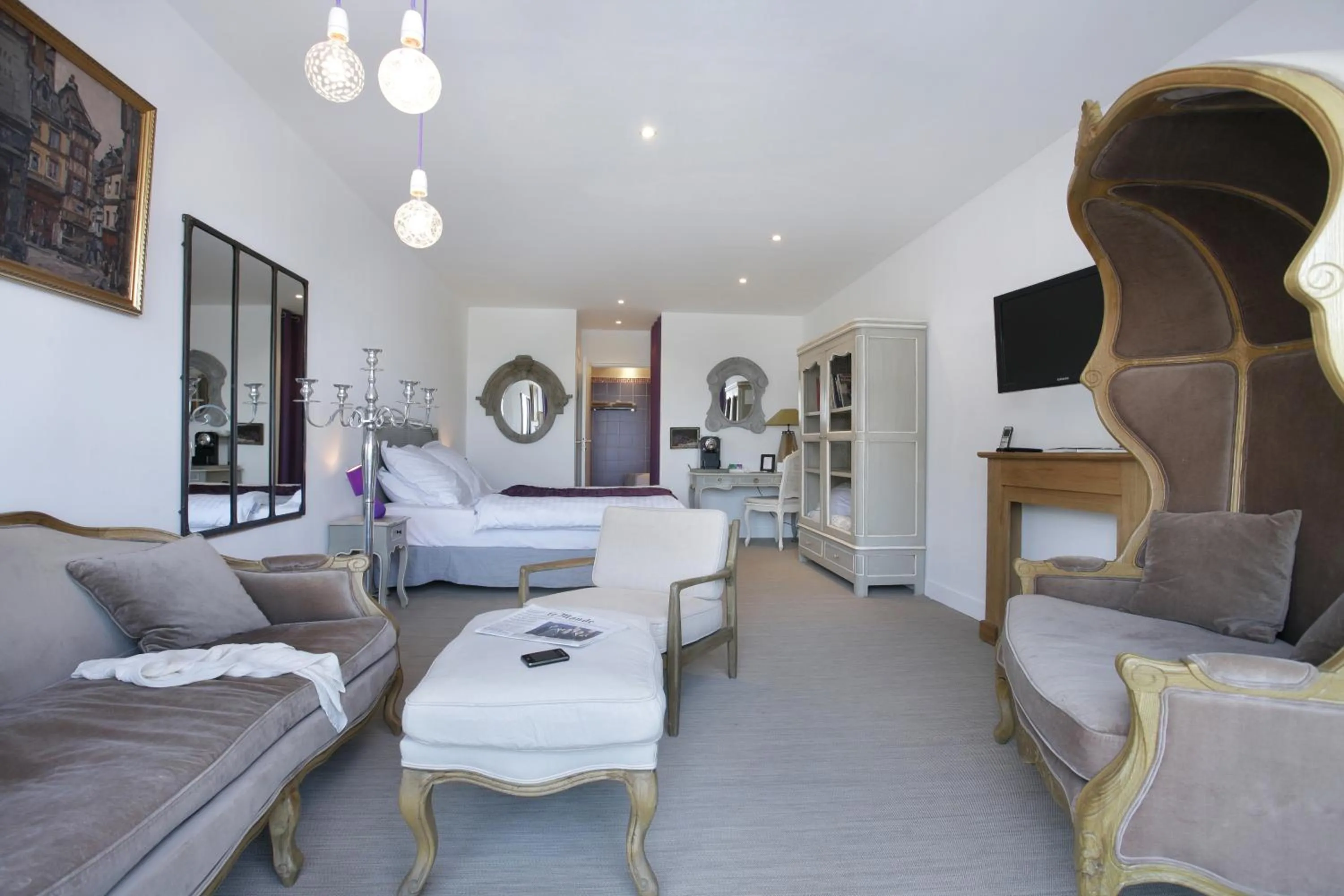 Bed in The Originals Hôtel Le Cise Restaurant Chambres et Suites