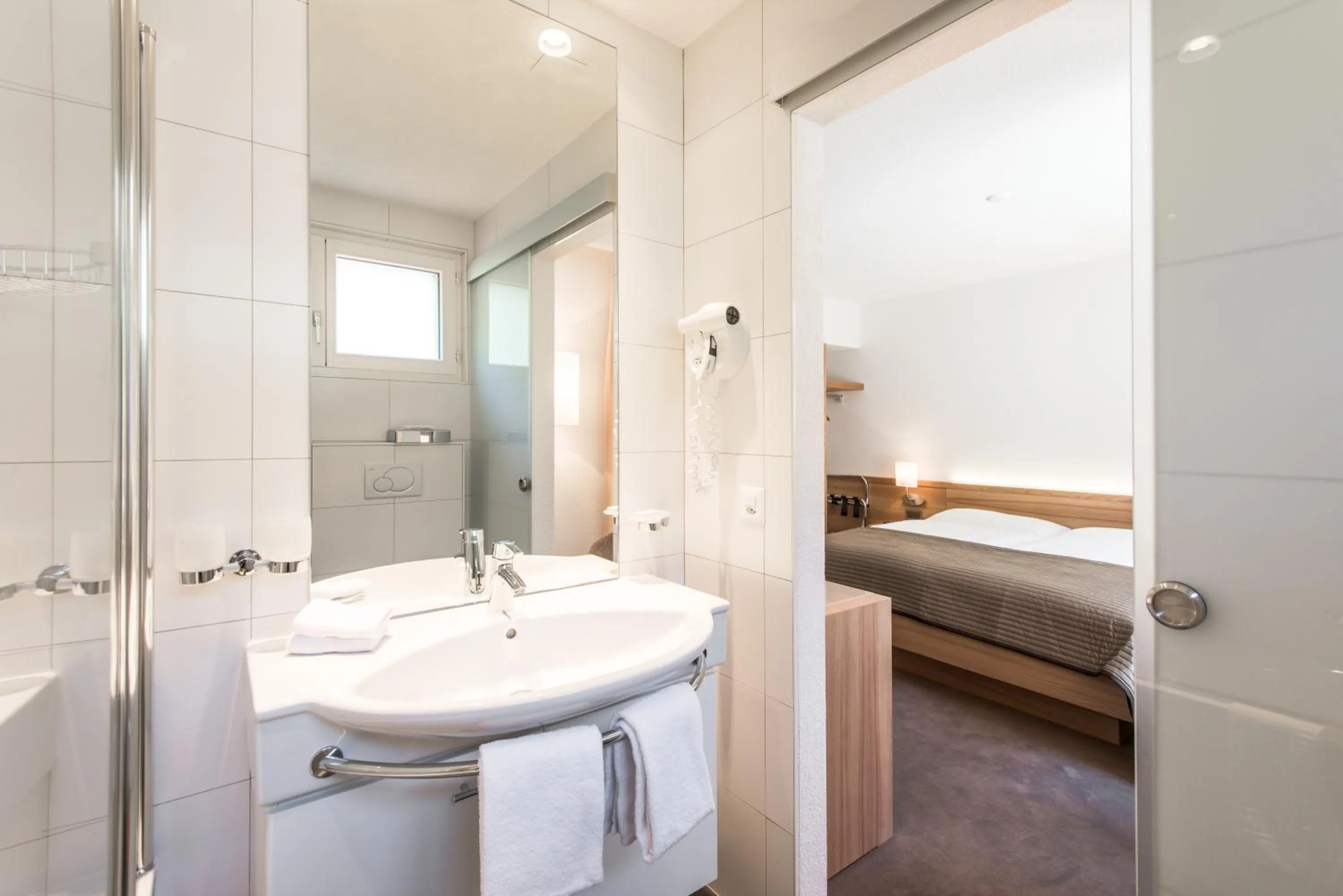 Bathroom, Bed in Hotel Mistral Superior