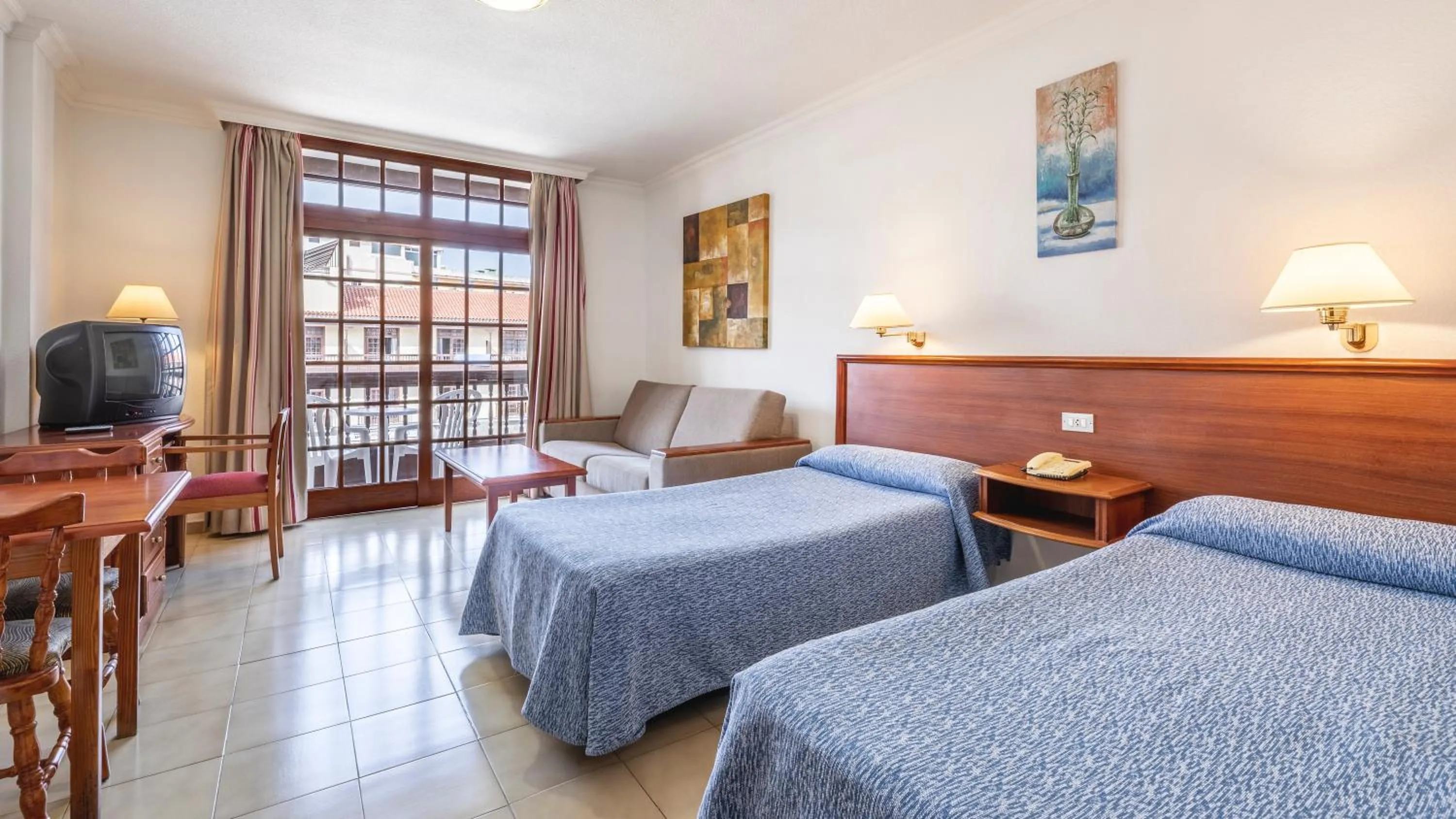 Bed in Be Smart Florida Plaza