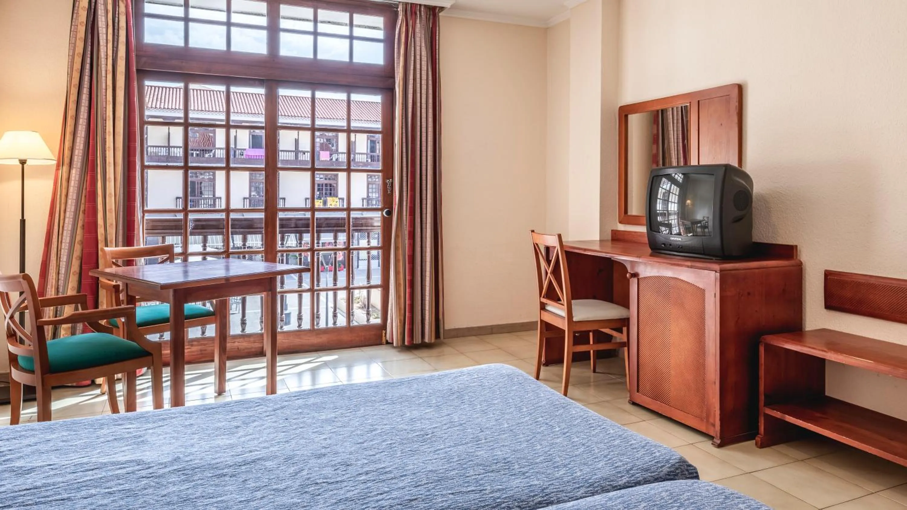 Photo of the whole room, Bed in Be Smart Florida Plaza