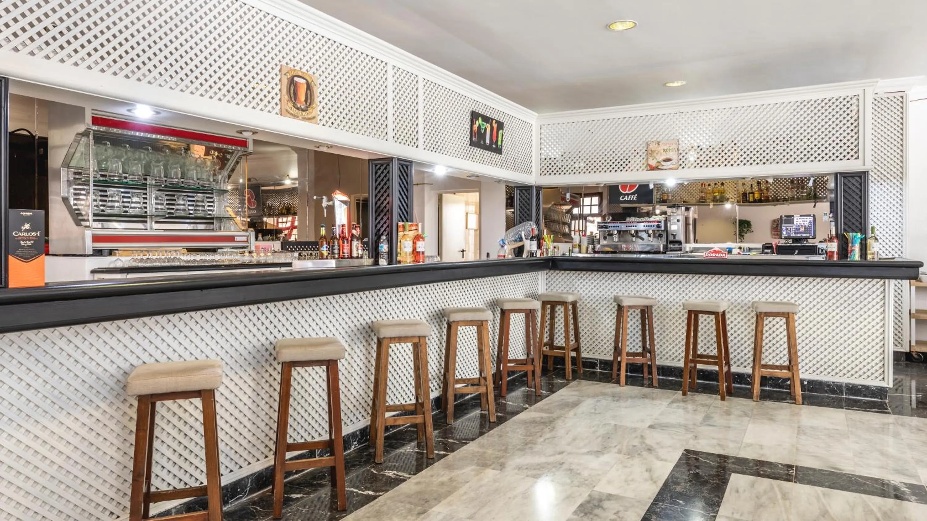 Lounge or bar in Be Smart Florida Plaza