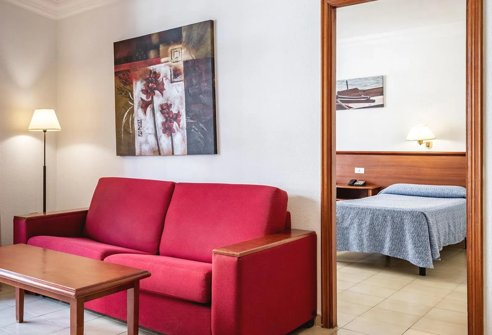 Living room, Bed in Be Smart Florida Plaza