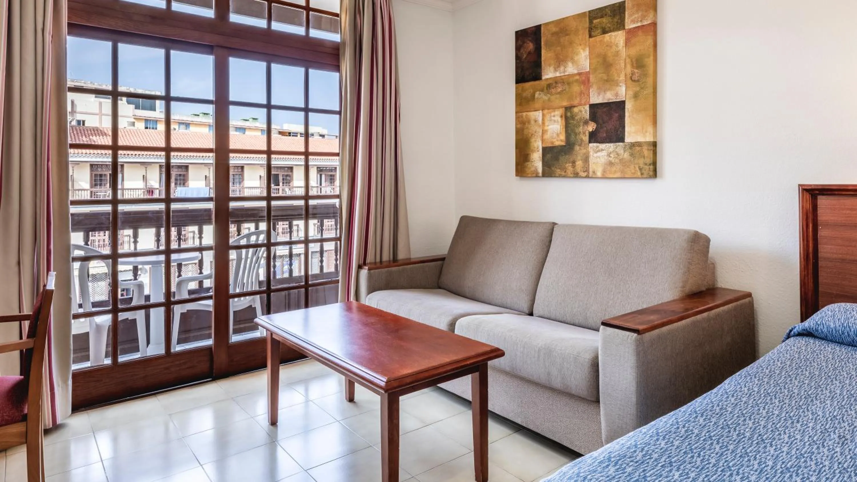 Living room, Bed in Be Smart Florida Plaza