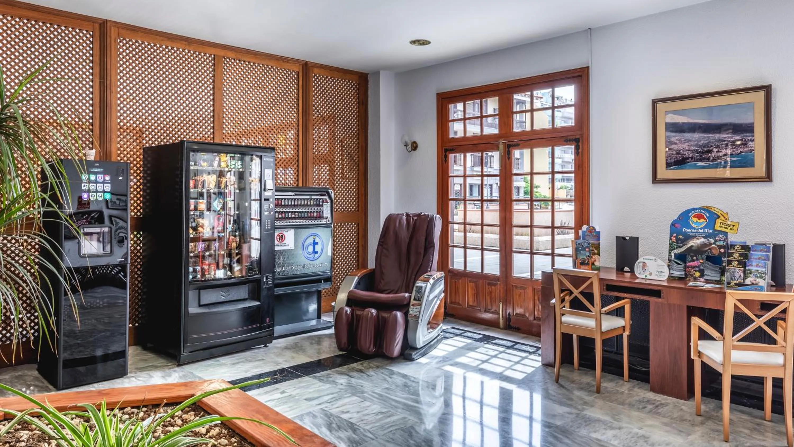 Seating area in Be Smart Florida Plaza