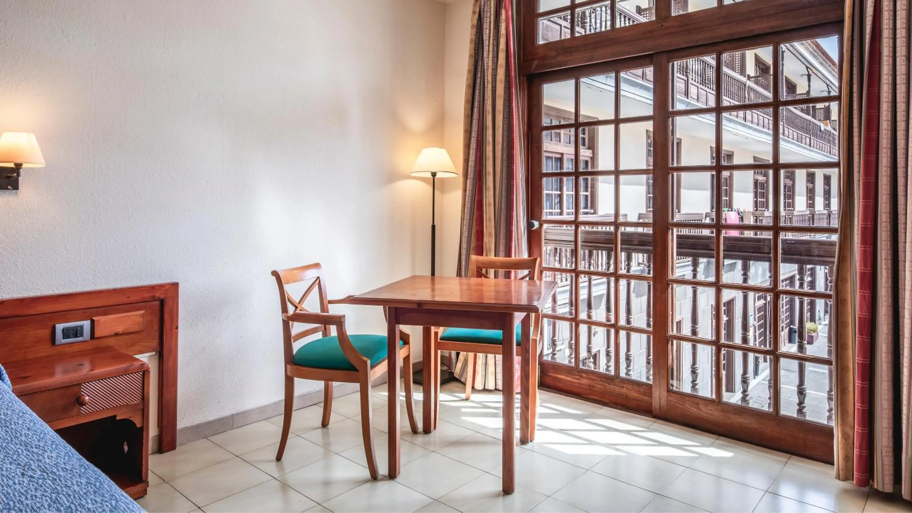 Seating area in Be Smart Florida Plaza