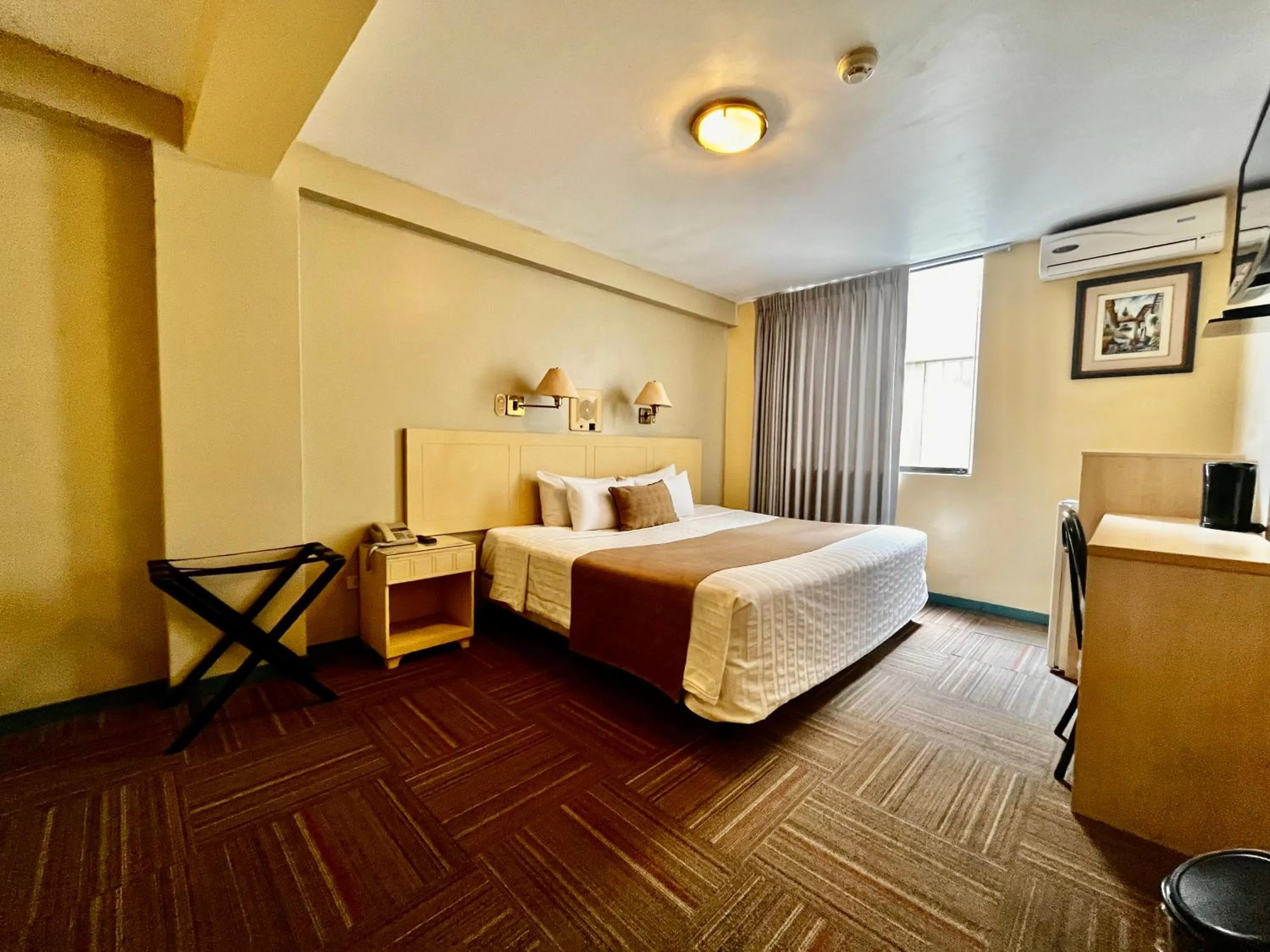 Bedroom, Bed in Embajadores Hotel