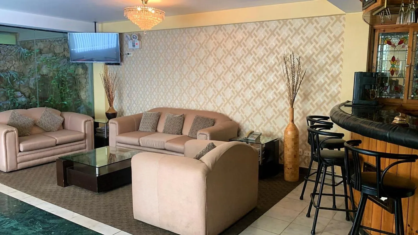 Communal lounge/ TV room in Embajadores Hotel