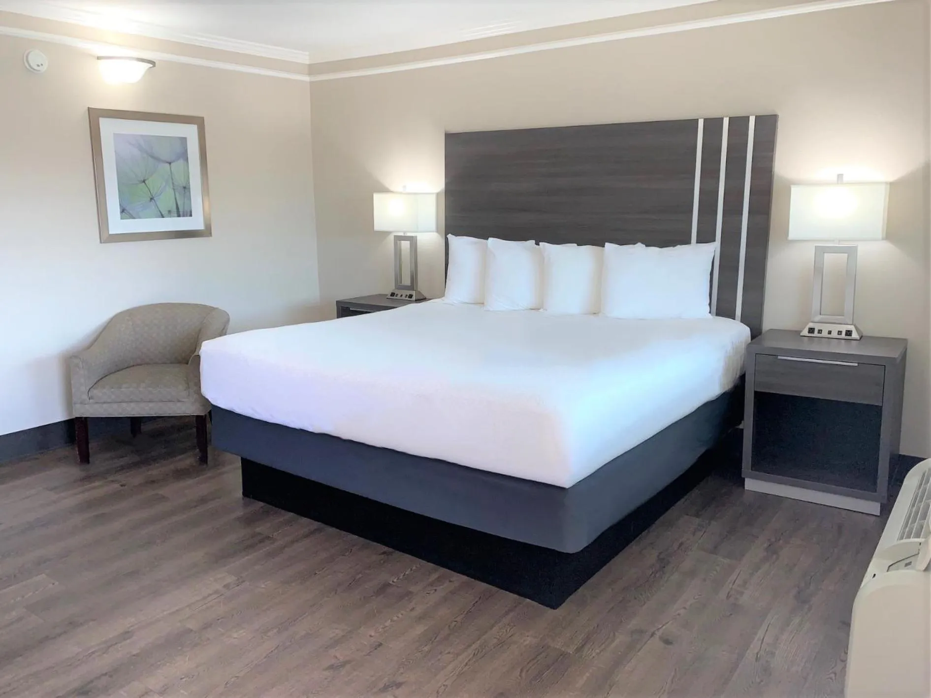 Bed in Summerfield Inn Fresno Yosemite