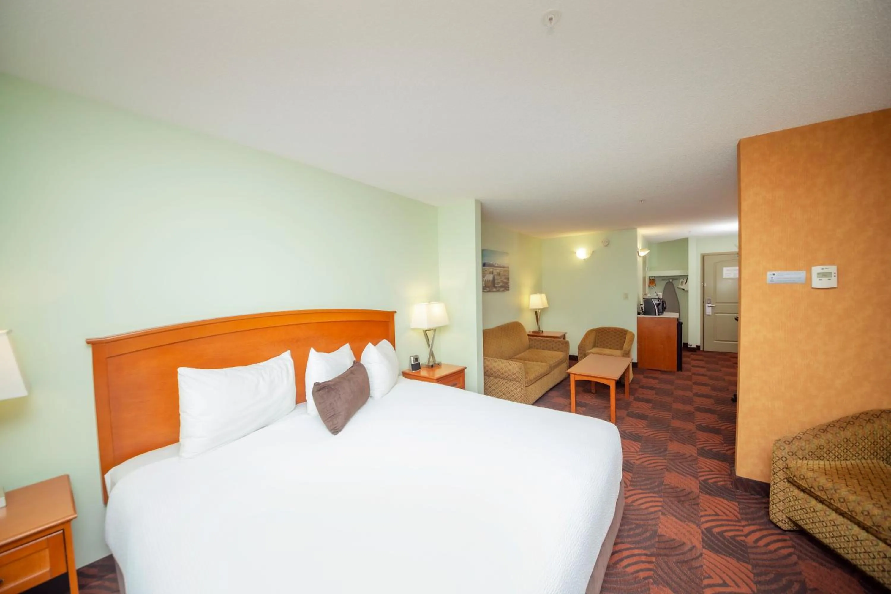 Bedroom, Bed in Service Plus Inns and Suites Calgary