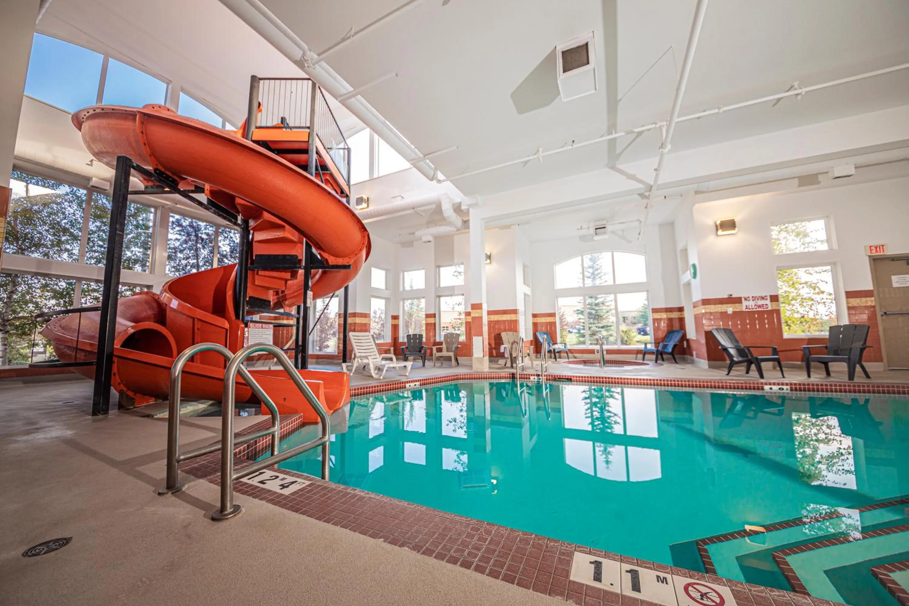Swimming pool in Service Plus Inns and Suites Calgary