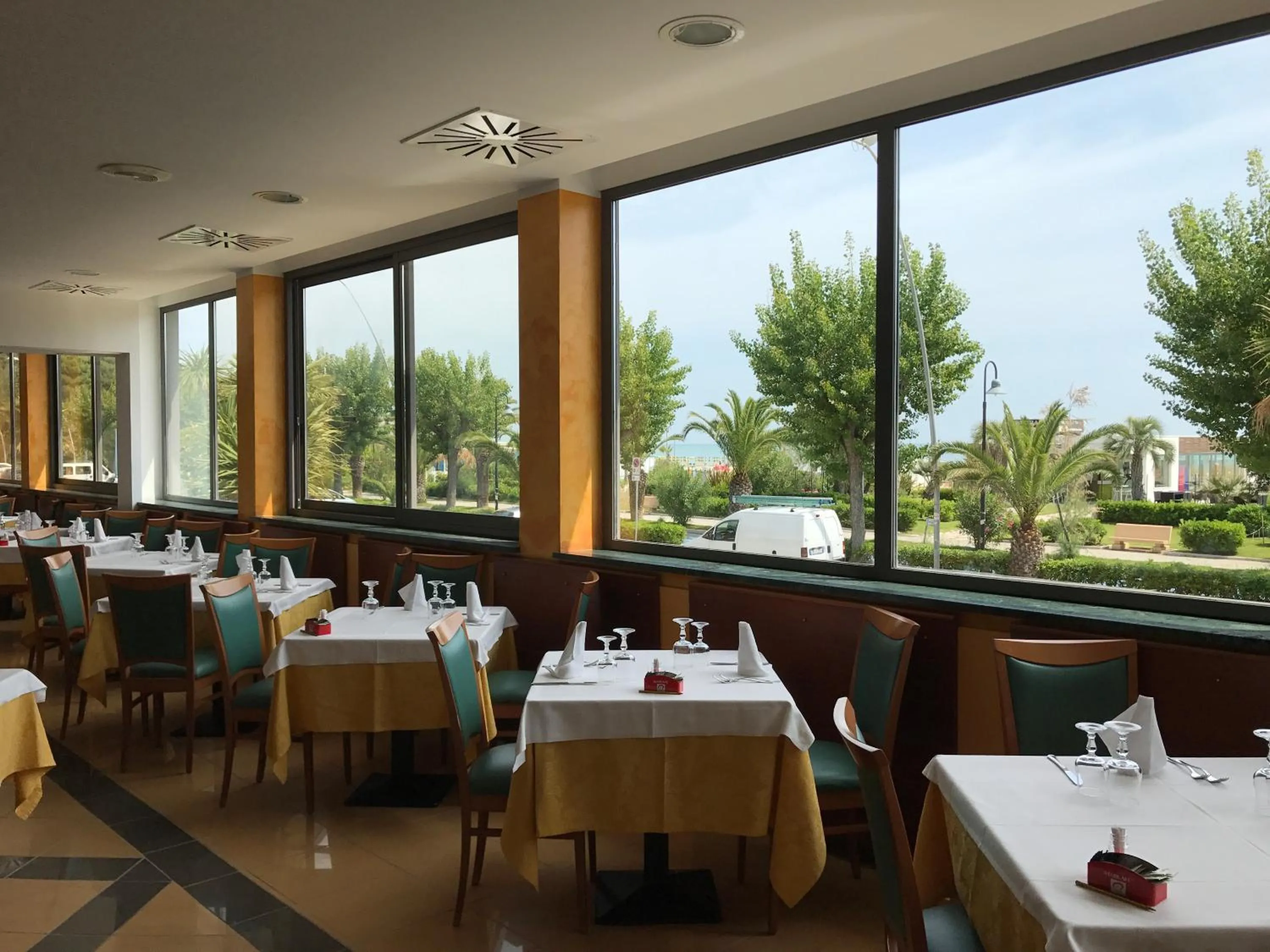 Restaurant/places to eat in Hotel Atlas