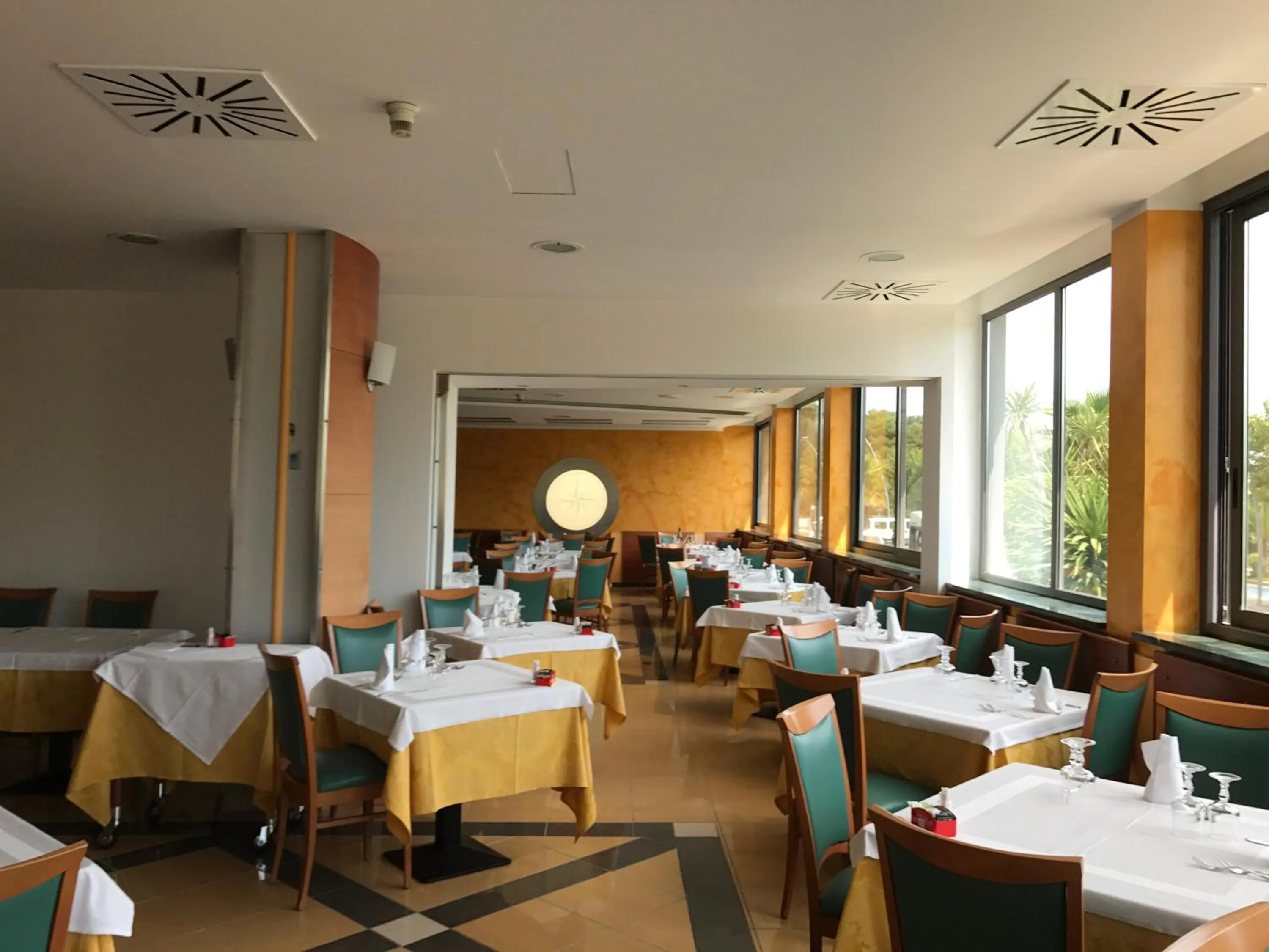 Restaurant/places to eat in Hotel Atlas