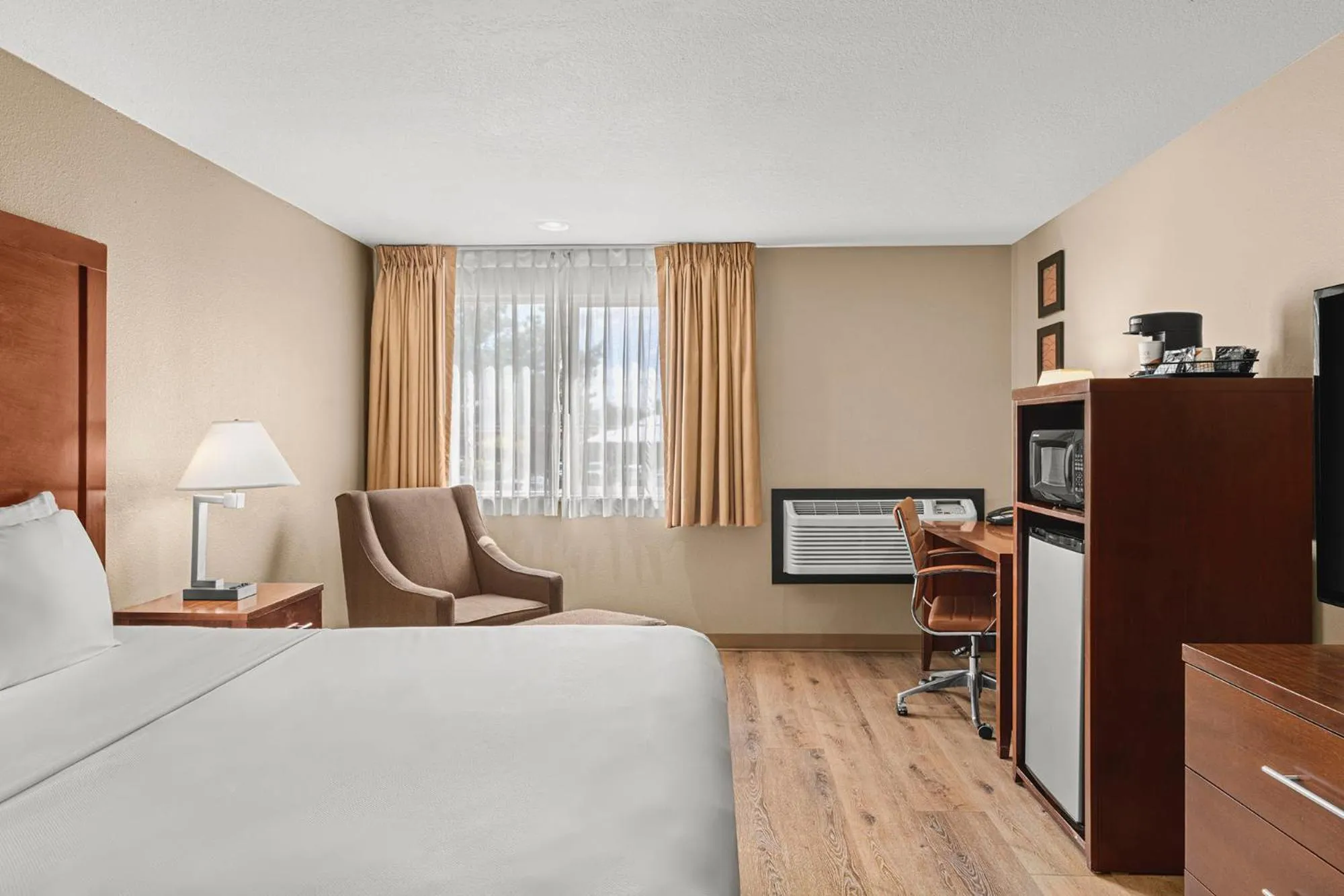 Bed in Comfort Inn & Suites Beaverton - Portland West