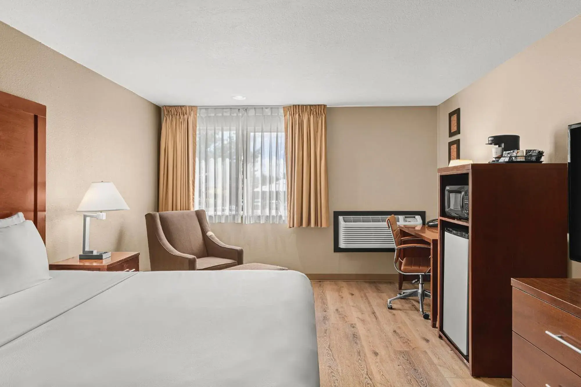 Bed in Comfort Inn & Suites Beaverton - Portland West Bed in Comfort Inn & Suites Beaverton - Portland West