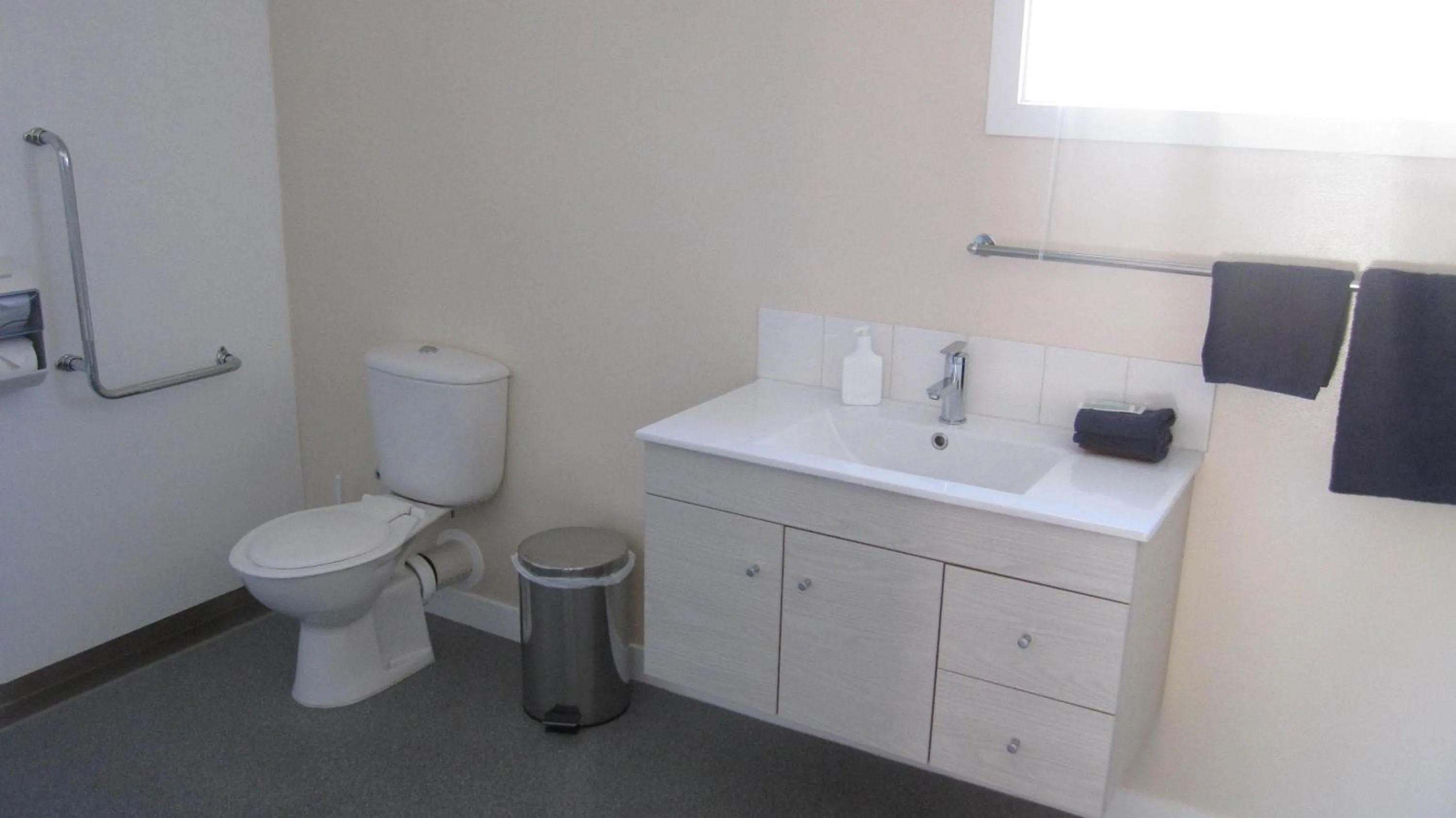 Bathroom in Cromwell Motel