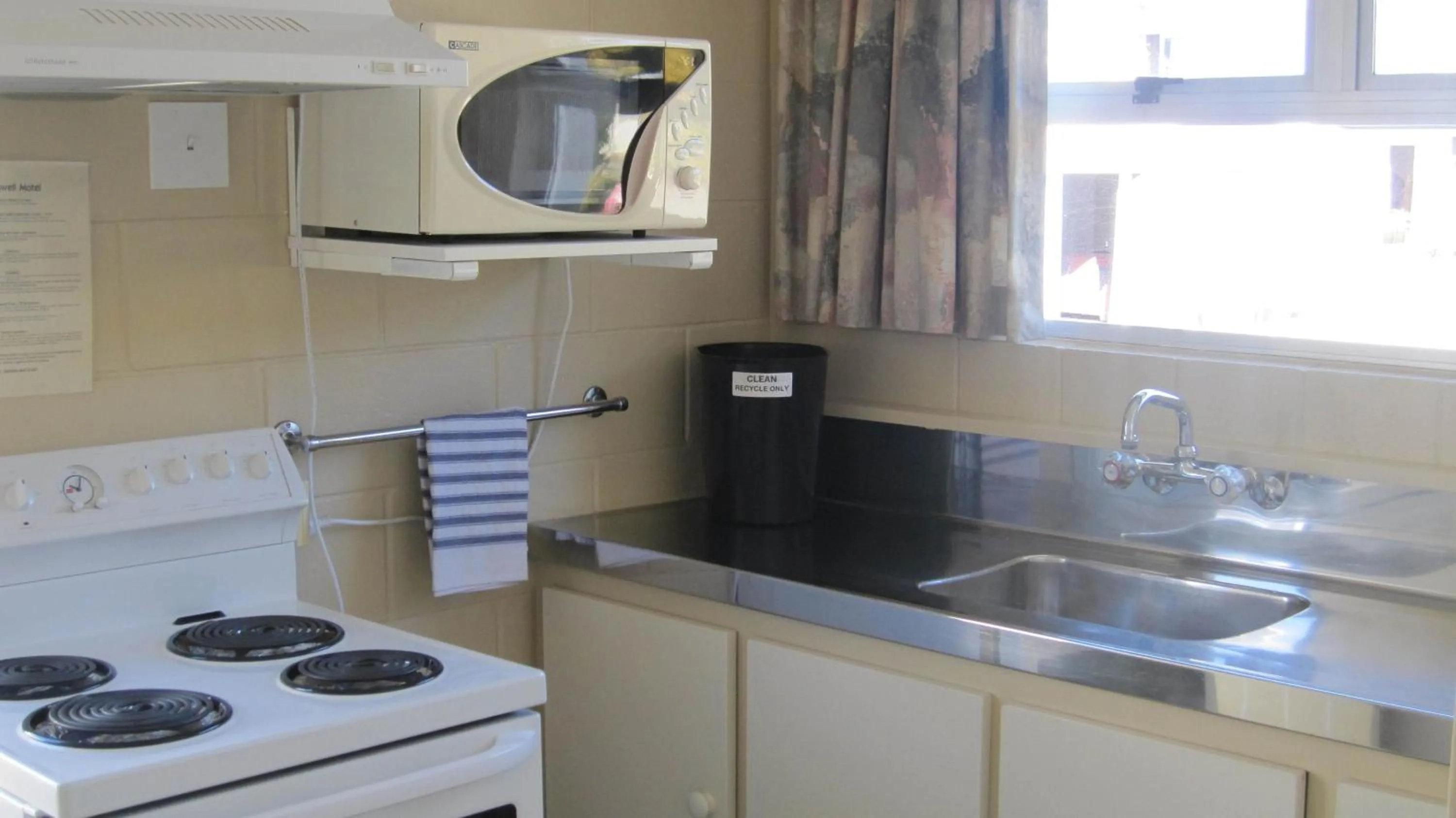 Kitchen or kitchenette in Cromwell Motel