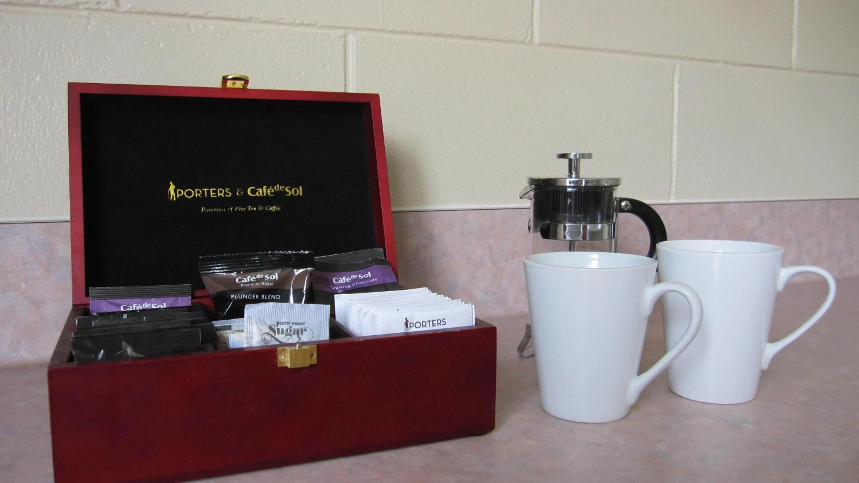 Coffee/tea facilities in Cromwell Motel