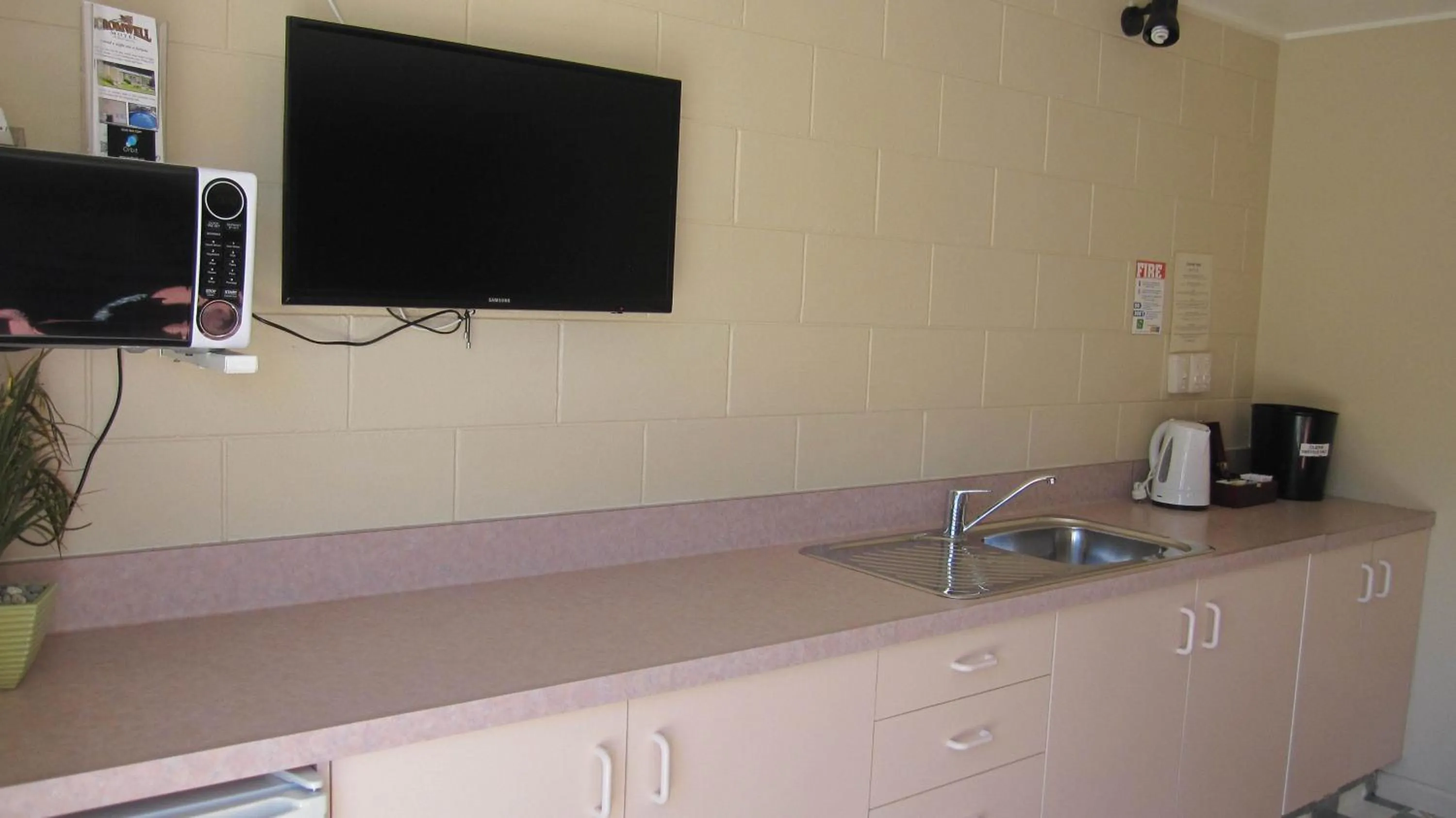 Kitchen or kitchenette in Cromwell Motel