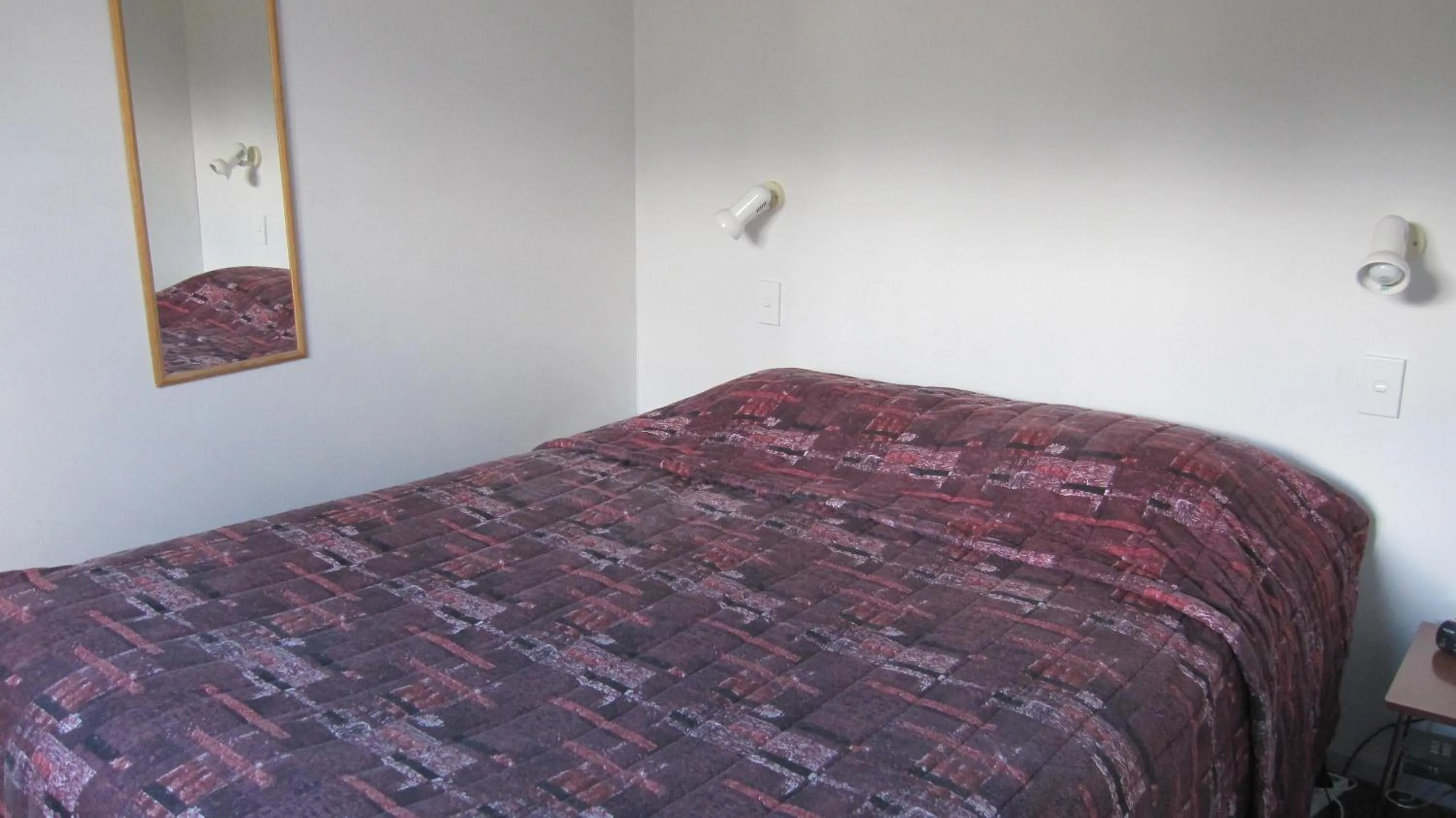 Bedroom, Bed in Cromwell Motel