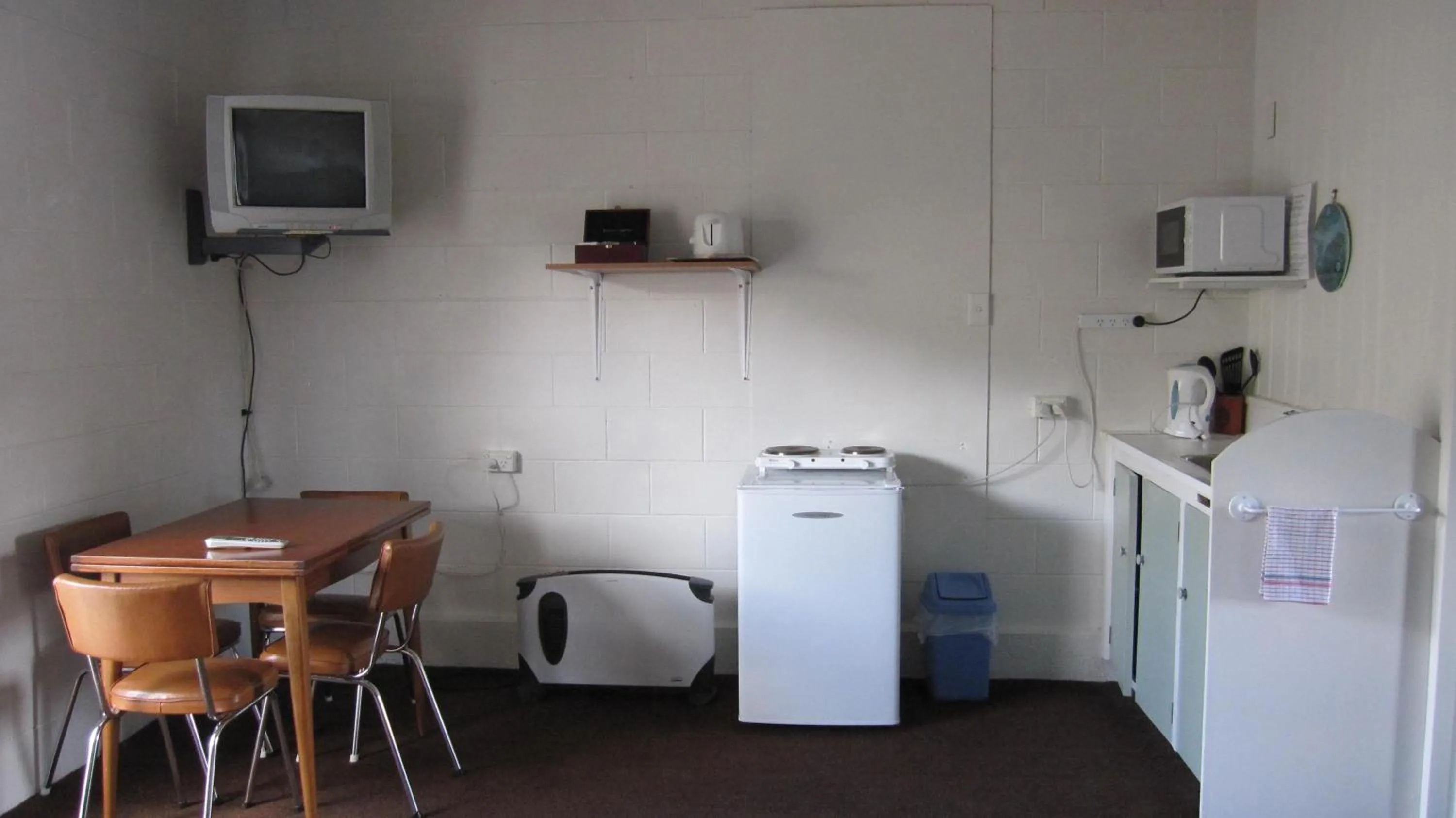 Kitchen or kitchenette in Cromwell Motel