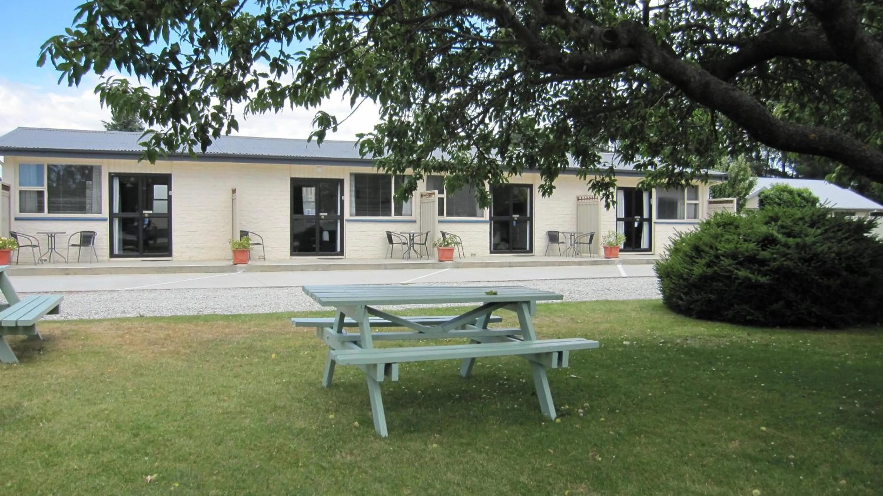Facade/entrance in Cromwell Motel