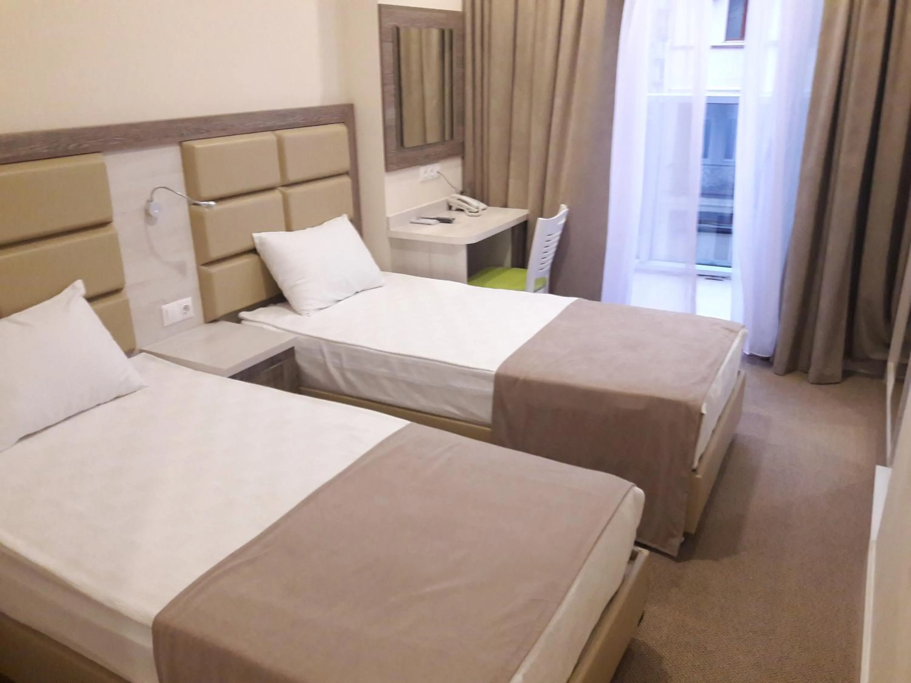 Photo of the whole room, Bed in Hotel Green Glass