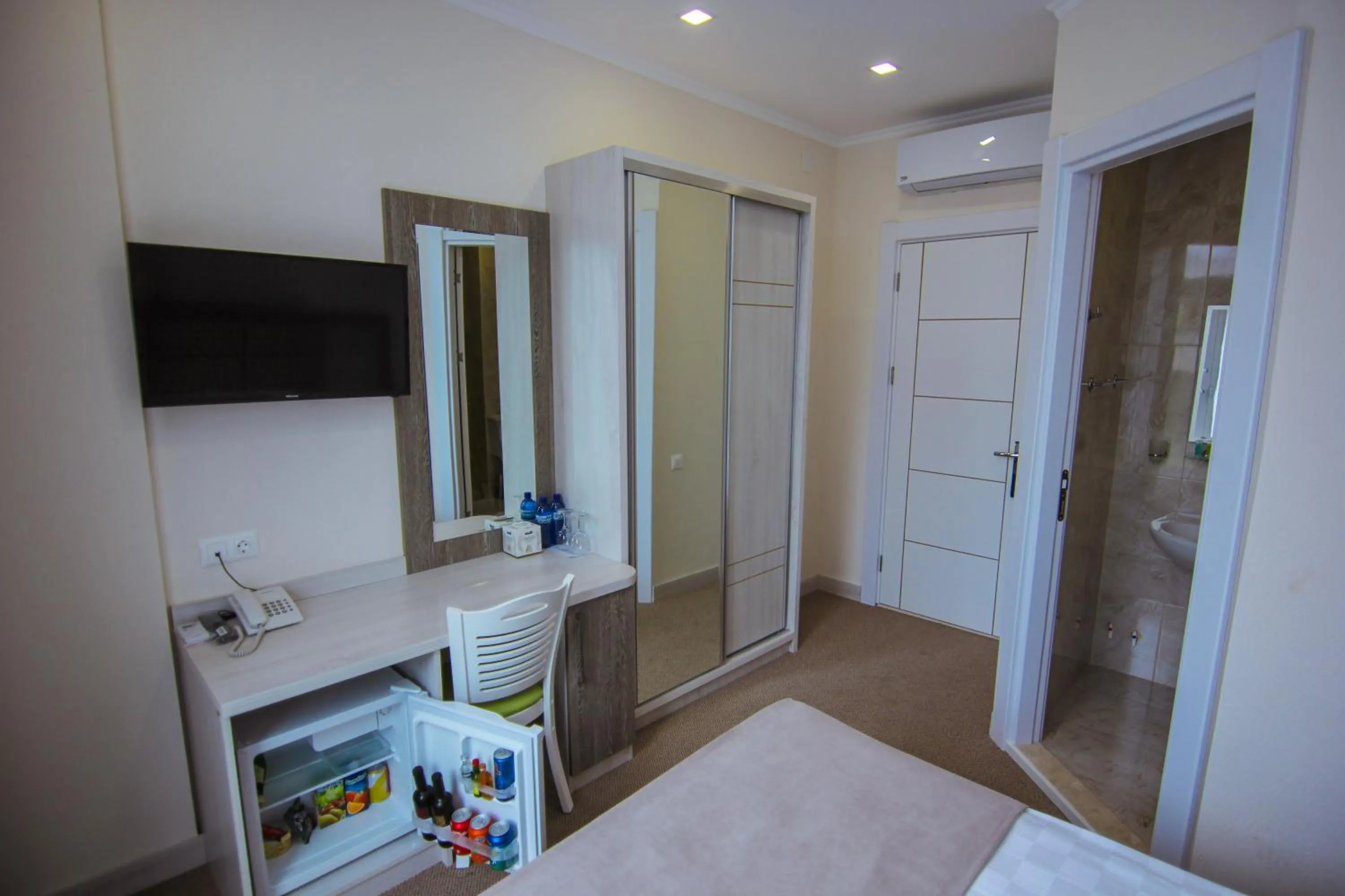 Photo of the whole room in Hotel Green Glass