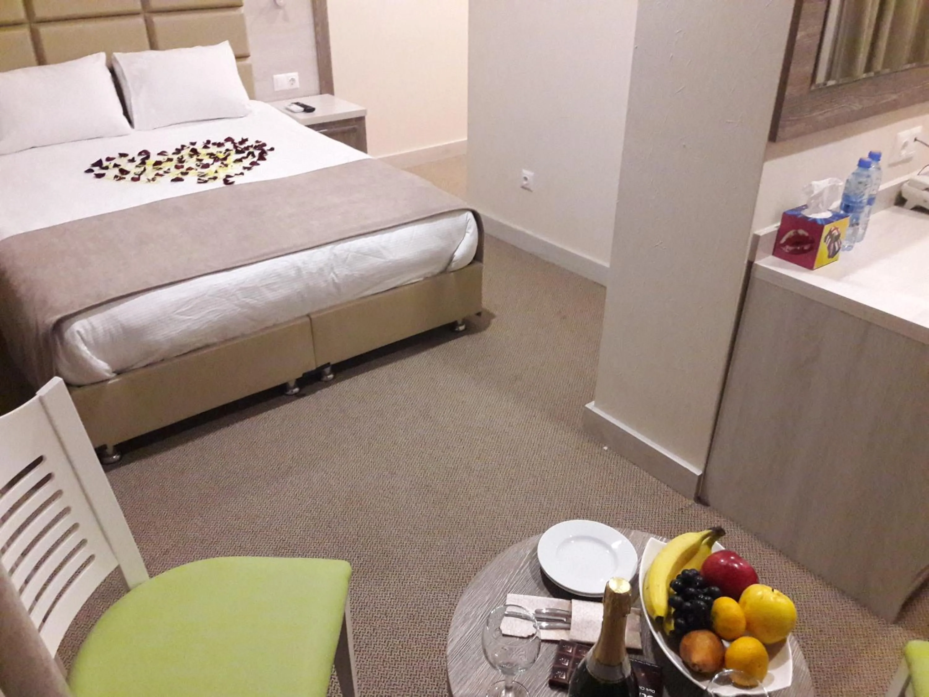 Photo of the whole room, Bed in Hotel Green Glass