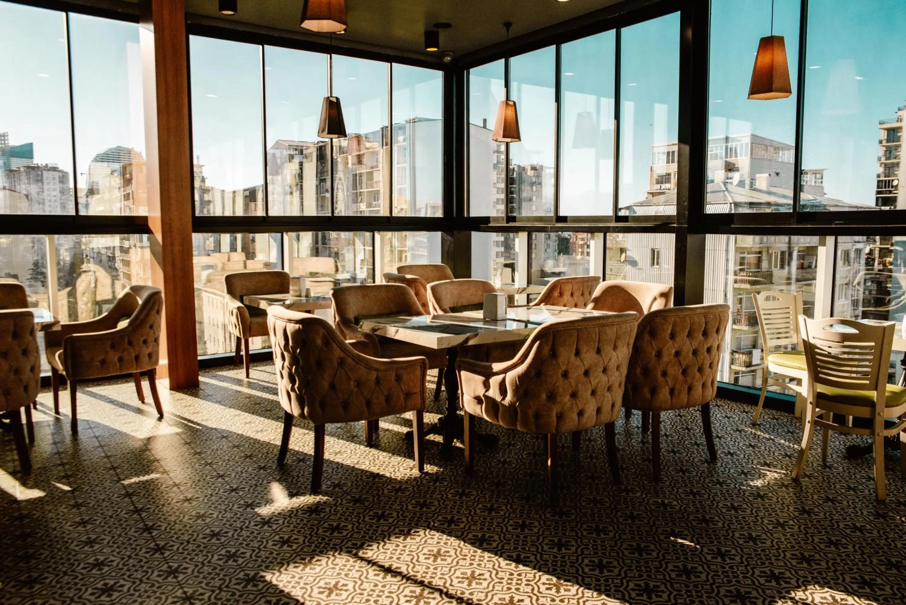 Restaurant/places to eat in Hotel Green Glass