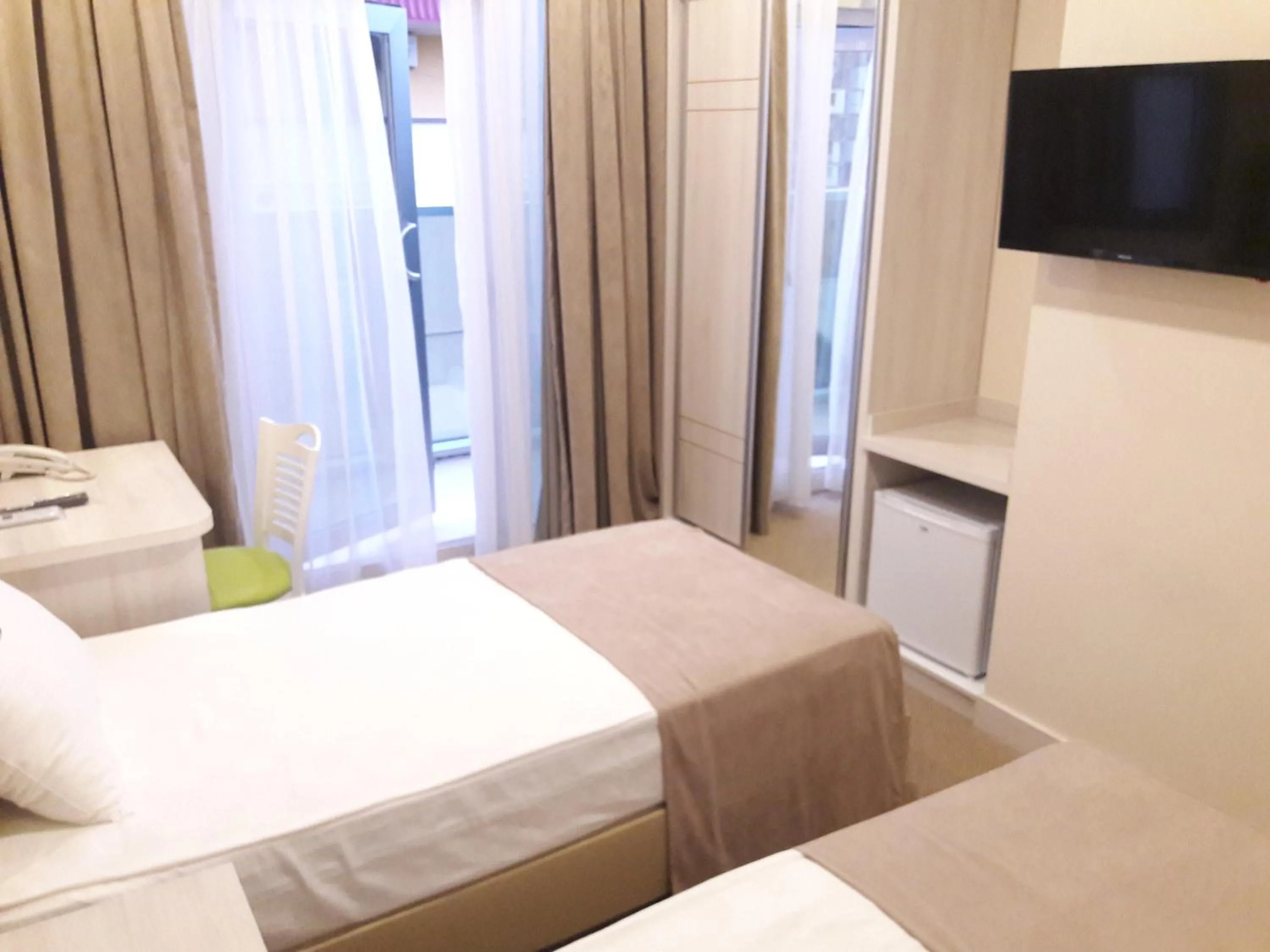 Photo of the whole room, Bed in Hotel Green Glass