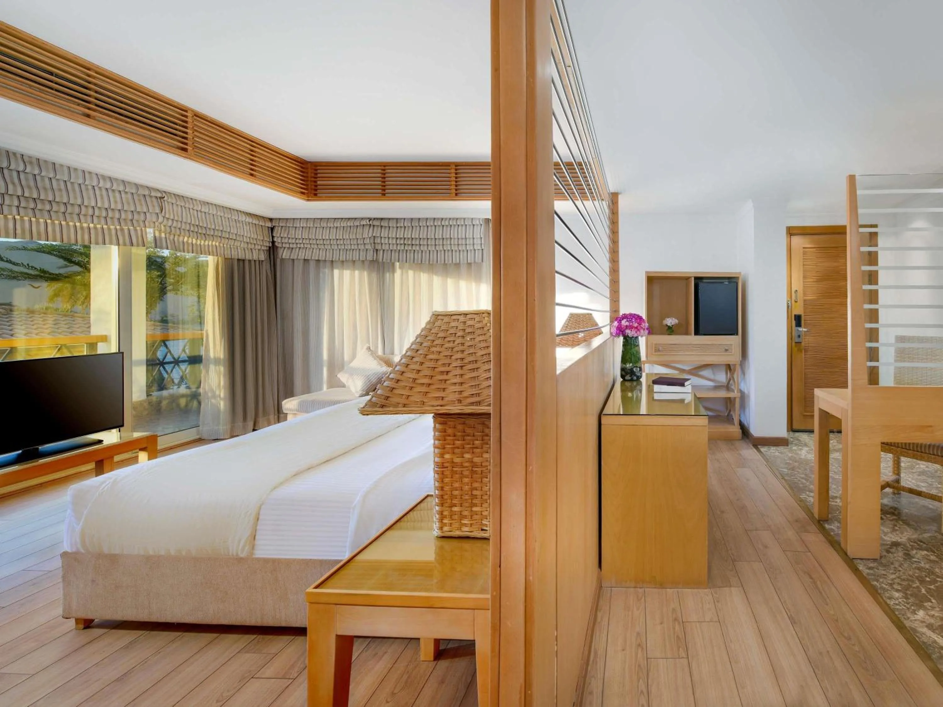 Bedroom, Bed in Mövenpick Resort Aswan