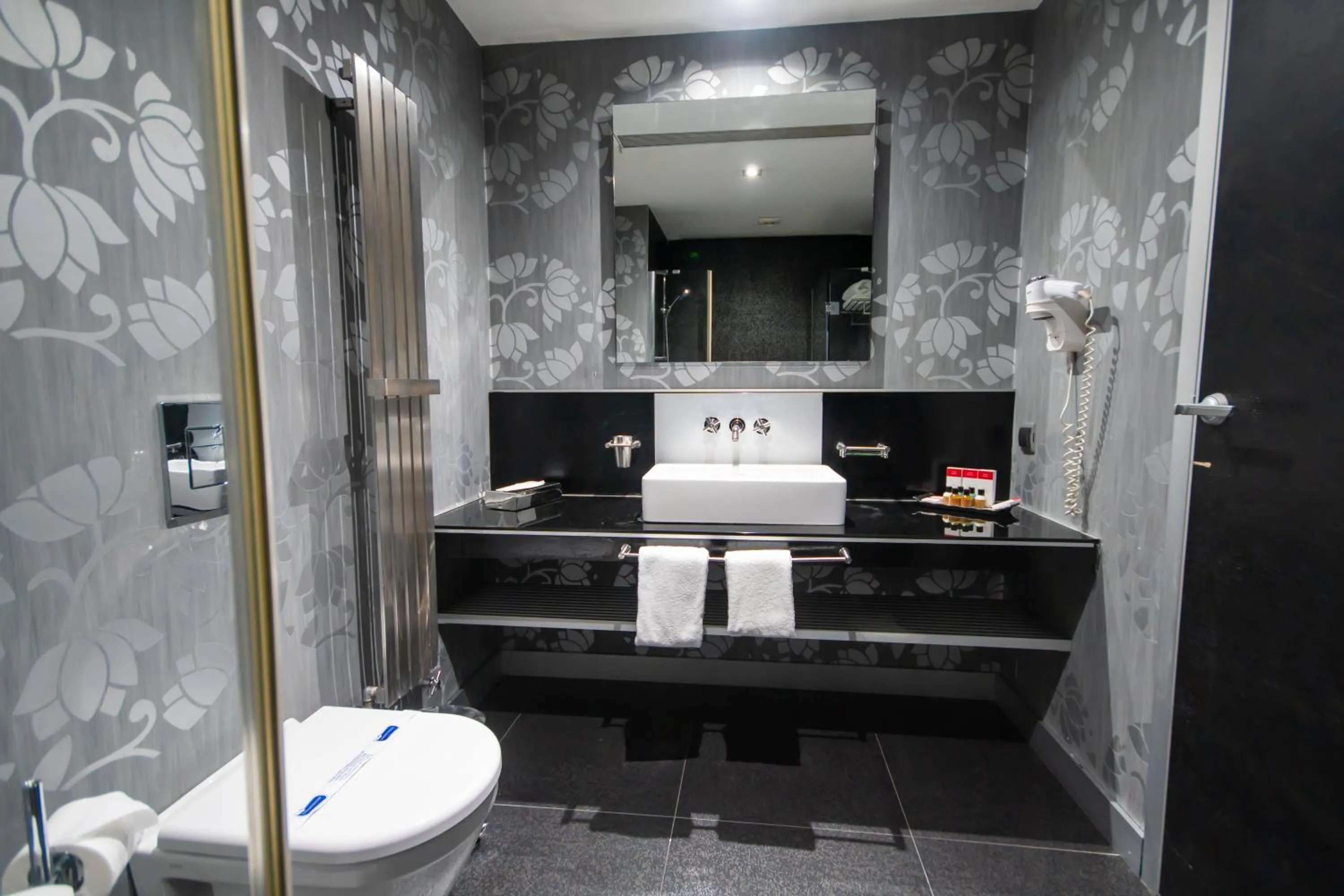 Shower in Vernazza Suites