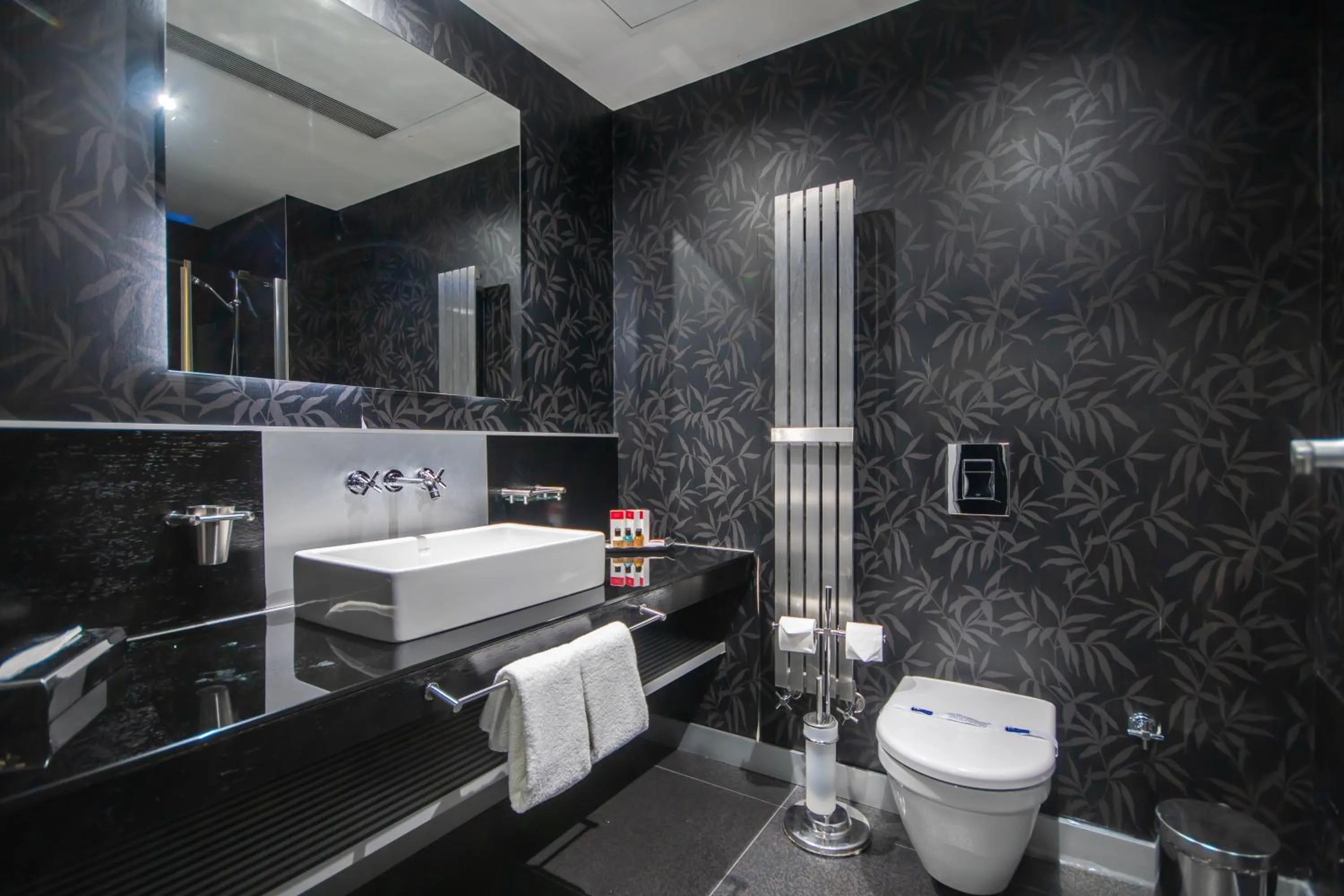 Shower in Vernazza Suites