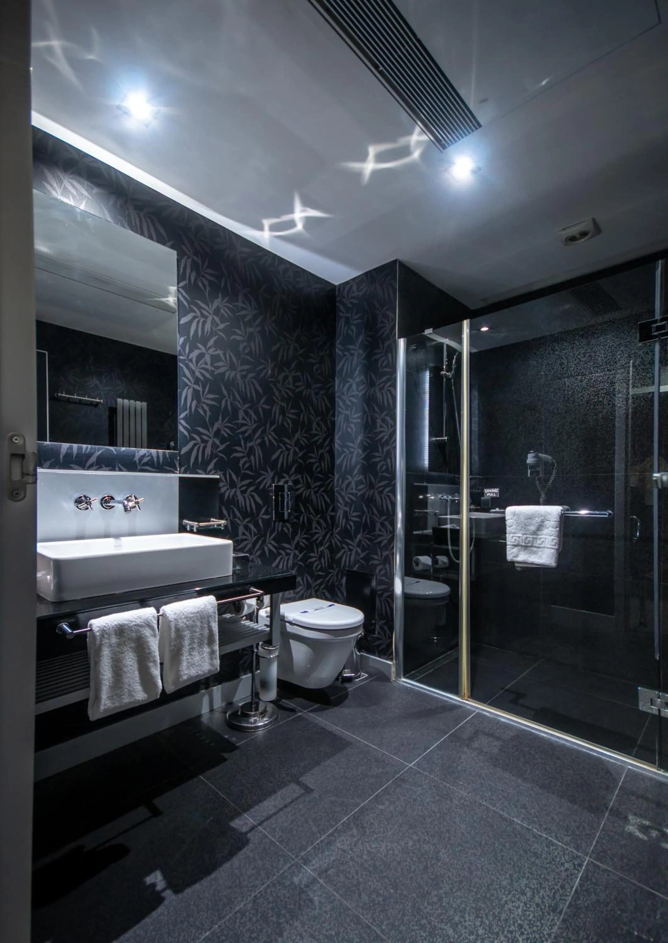 Shower in Vernazza Suites