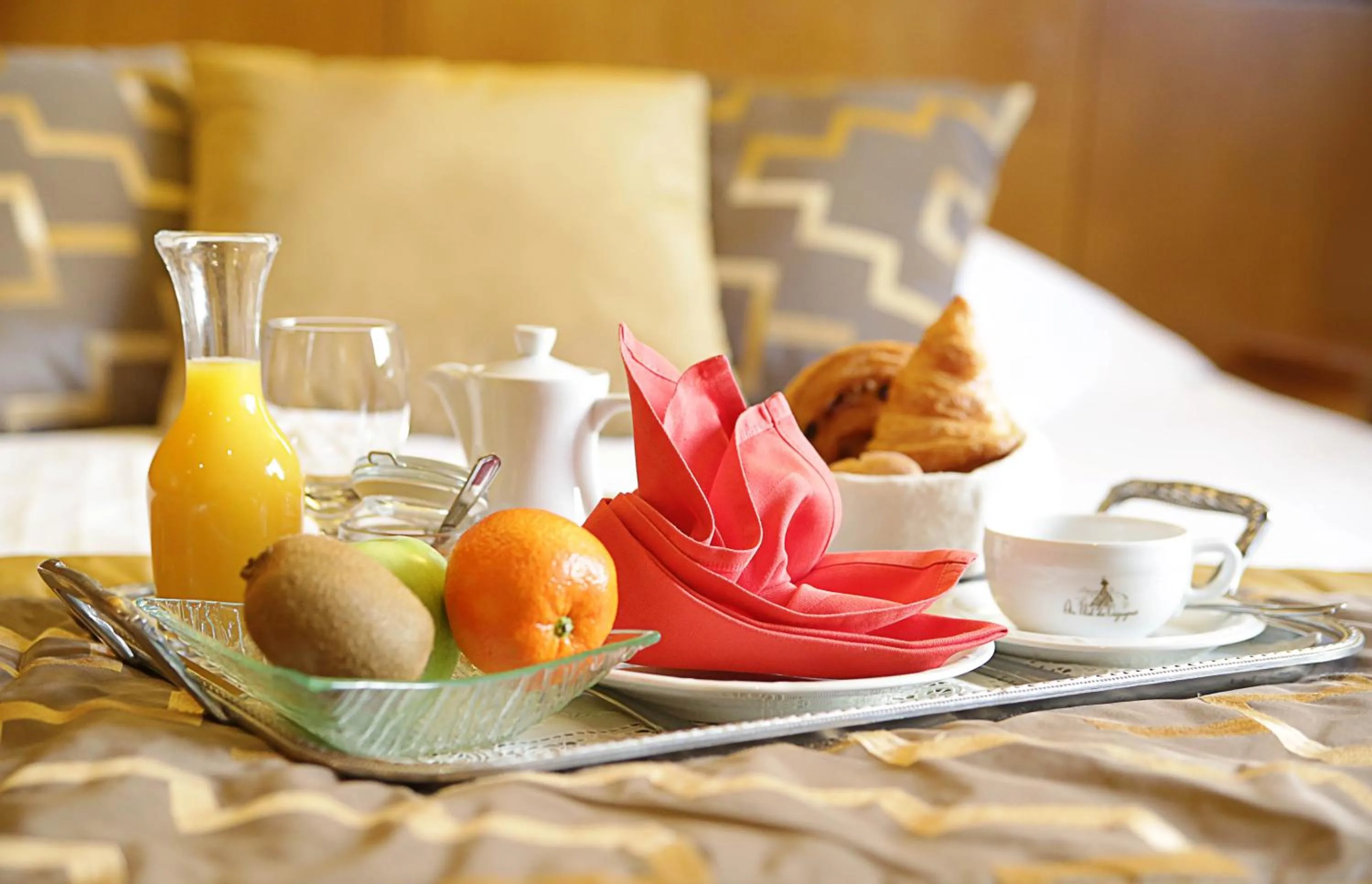 Food and drinks, Bed in Hotel Au Nid De Cigognes