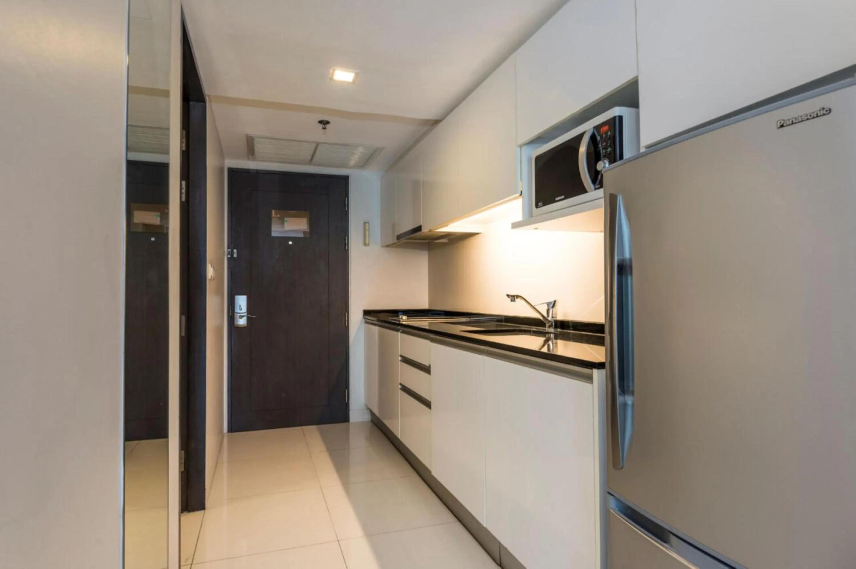 Kitchen or kitchenette in Maitria Hotel Sukhumvit 18 Bangkok – A Chatrium Collection