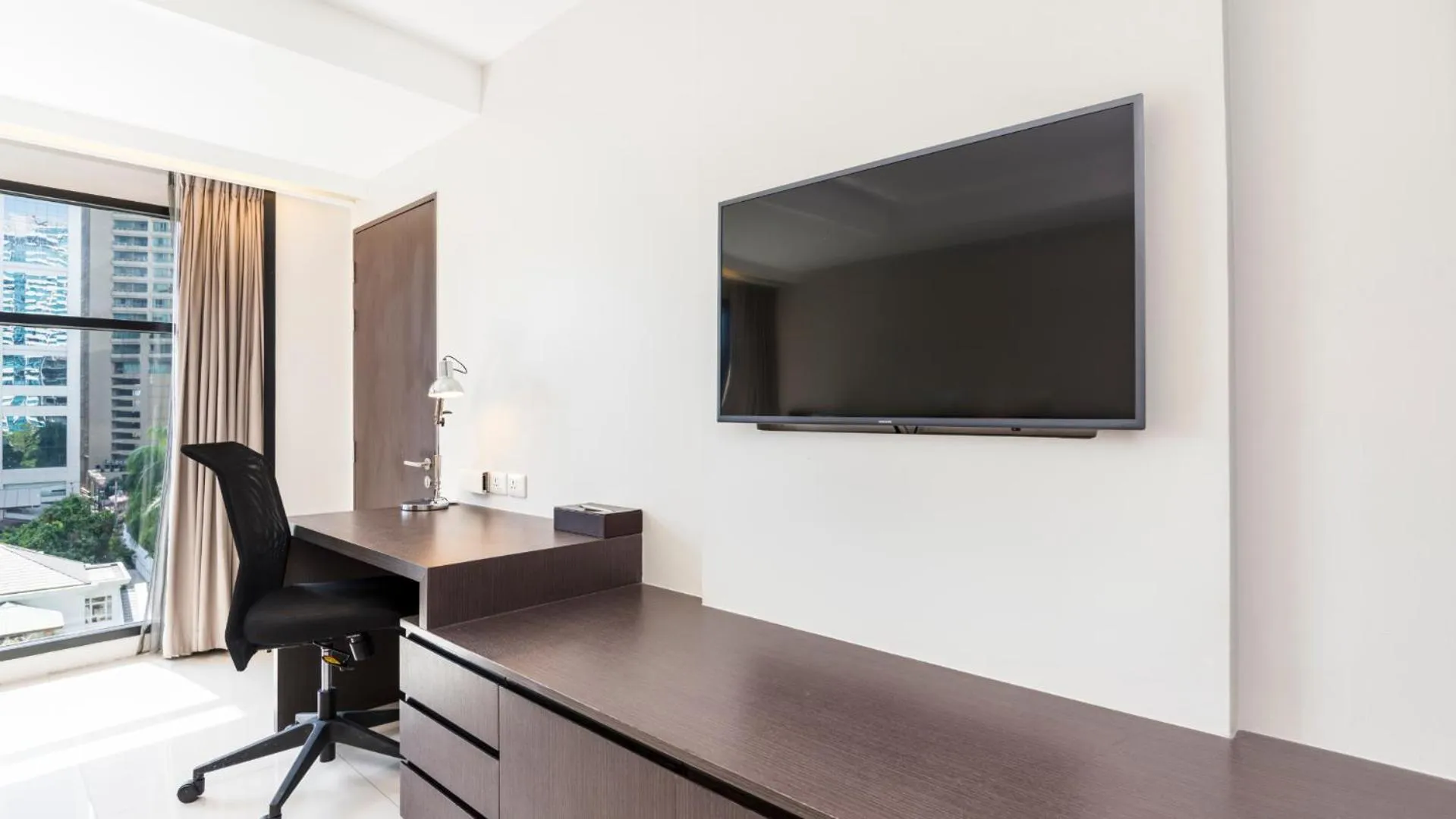 Living room in Maitria Hotel Sukhumvit 18 Bangkok – A Chatrium Collection