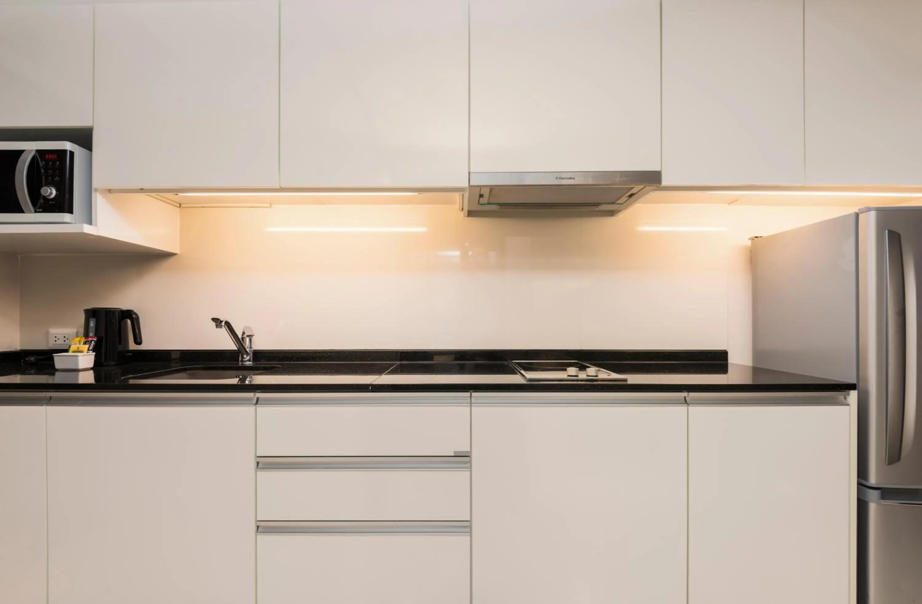 Kitchen or kitchenette in Maitria Hotel Sukhumvit 18 Bangkok – A Chatrium Collection