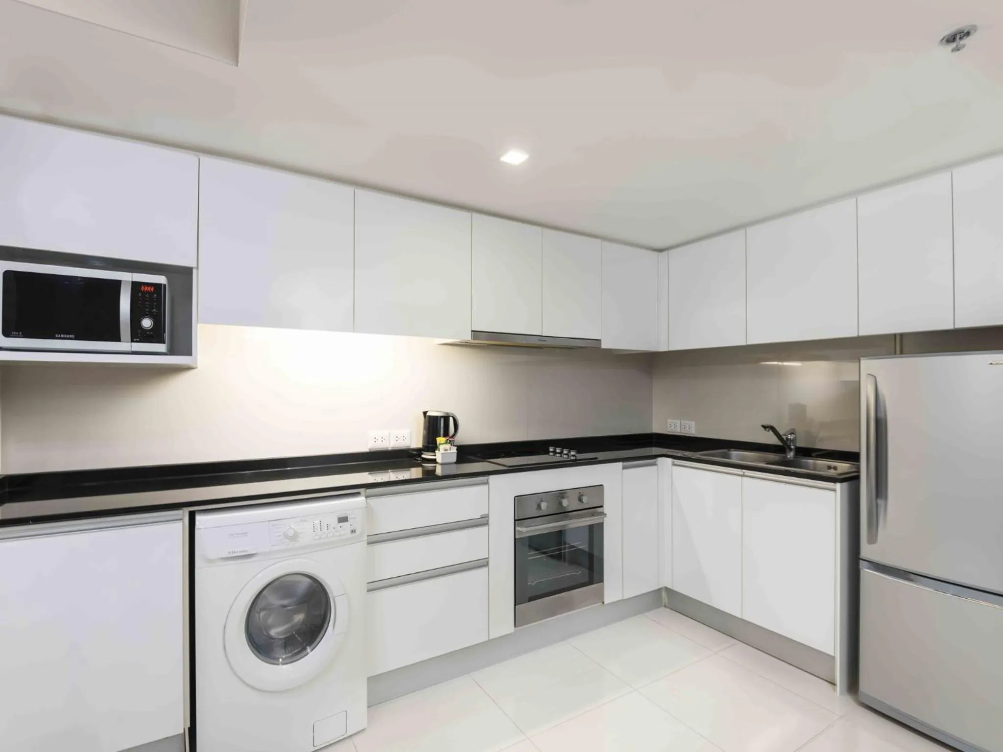 Kitchen or kitchenette in Maitria Hotel Sukhumvit 18 Bangkok – A Chatrium Collection