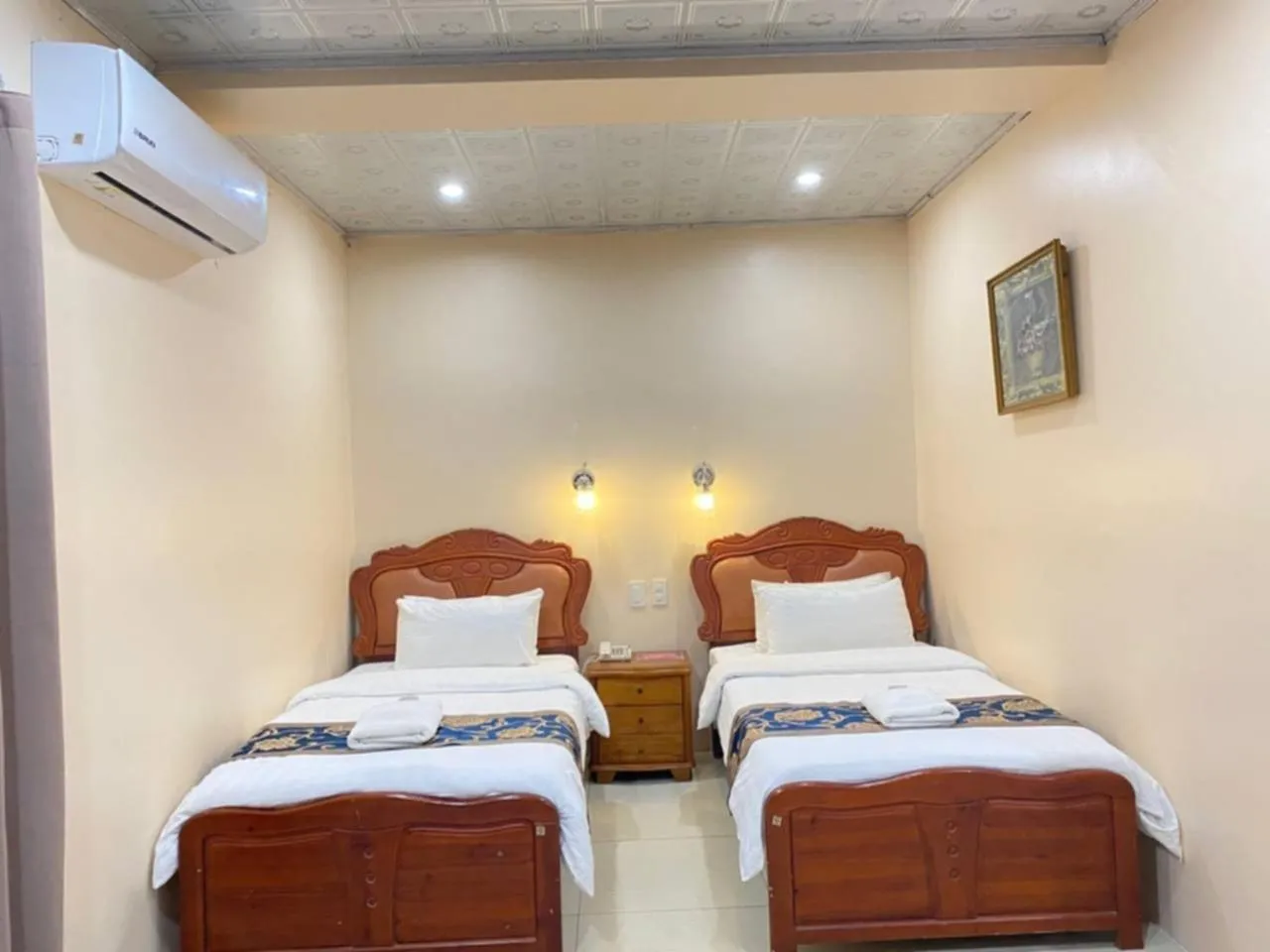 Shower, Bed in A&A Plaza Hotel