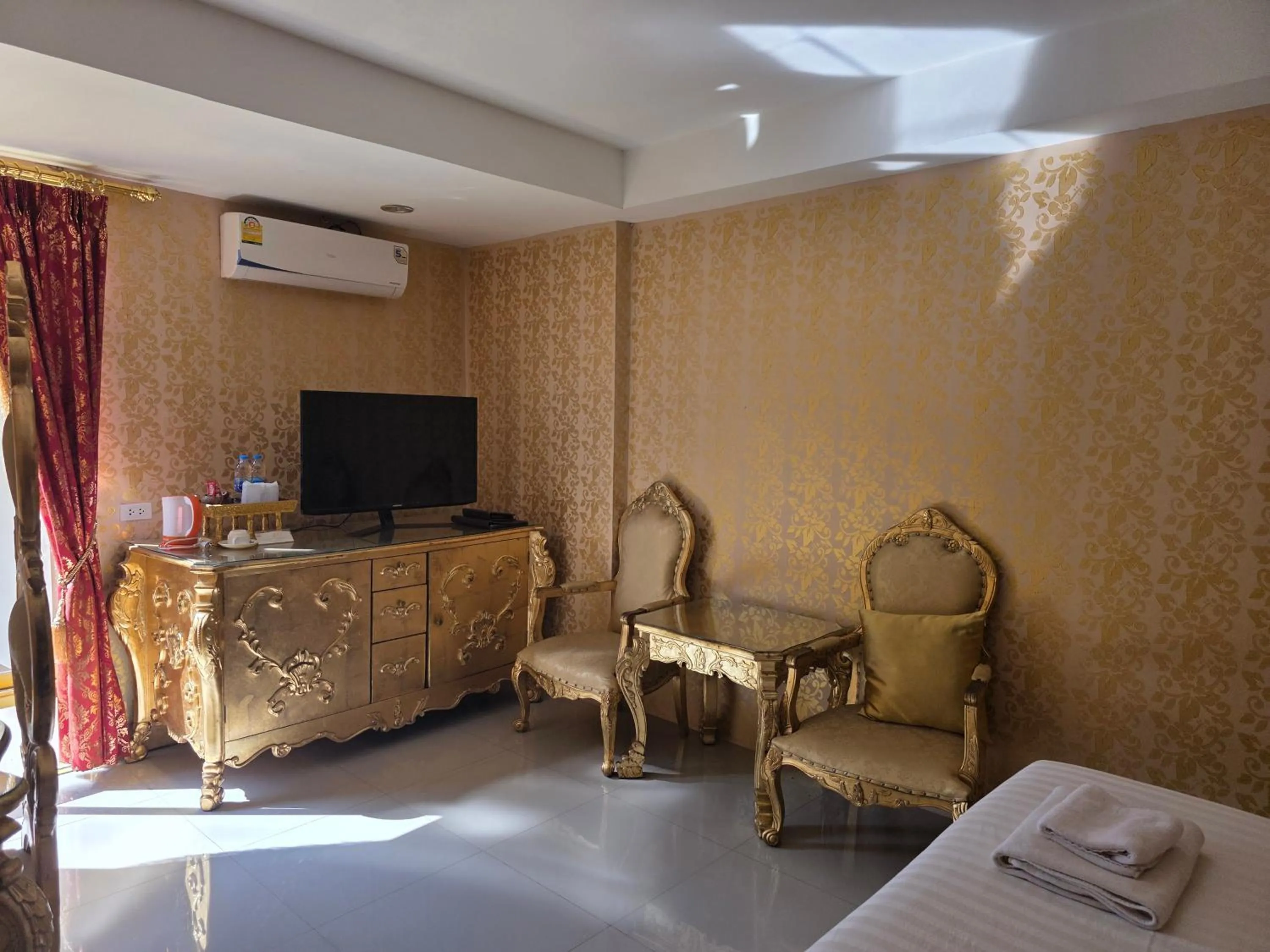 Bed in Nakaraj Princess Chiang Rai - Walking Street