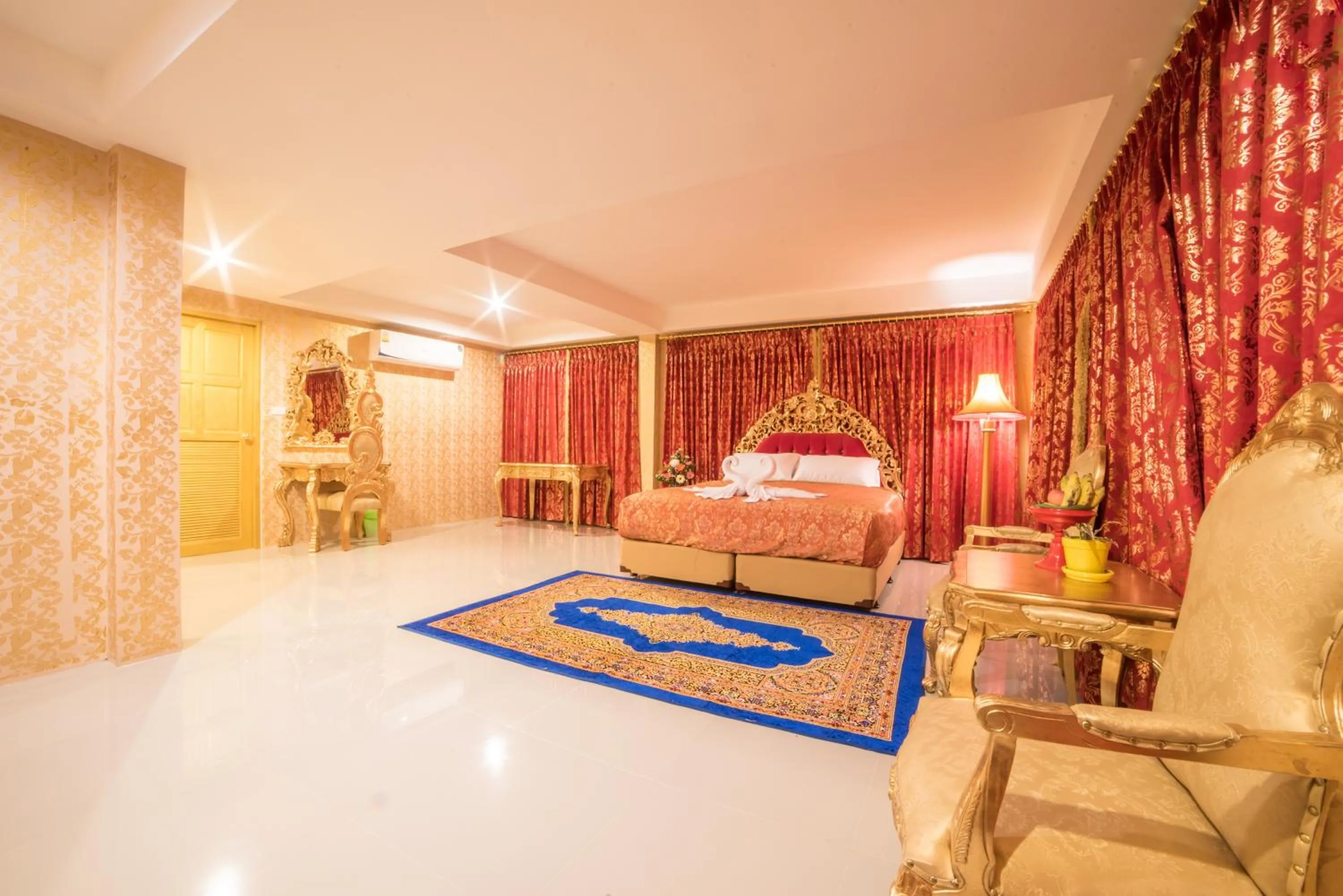 Photo of the whole room, Bed in Nakaraj Princess Chiang Rai - Walking Street