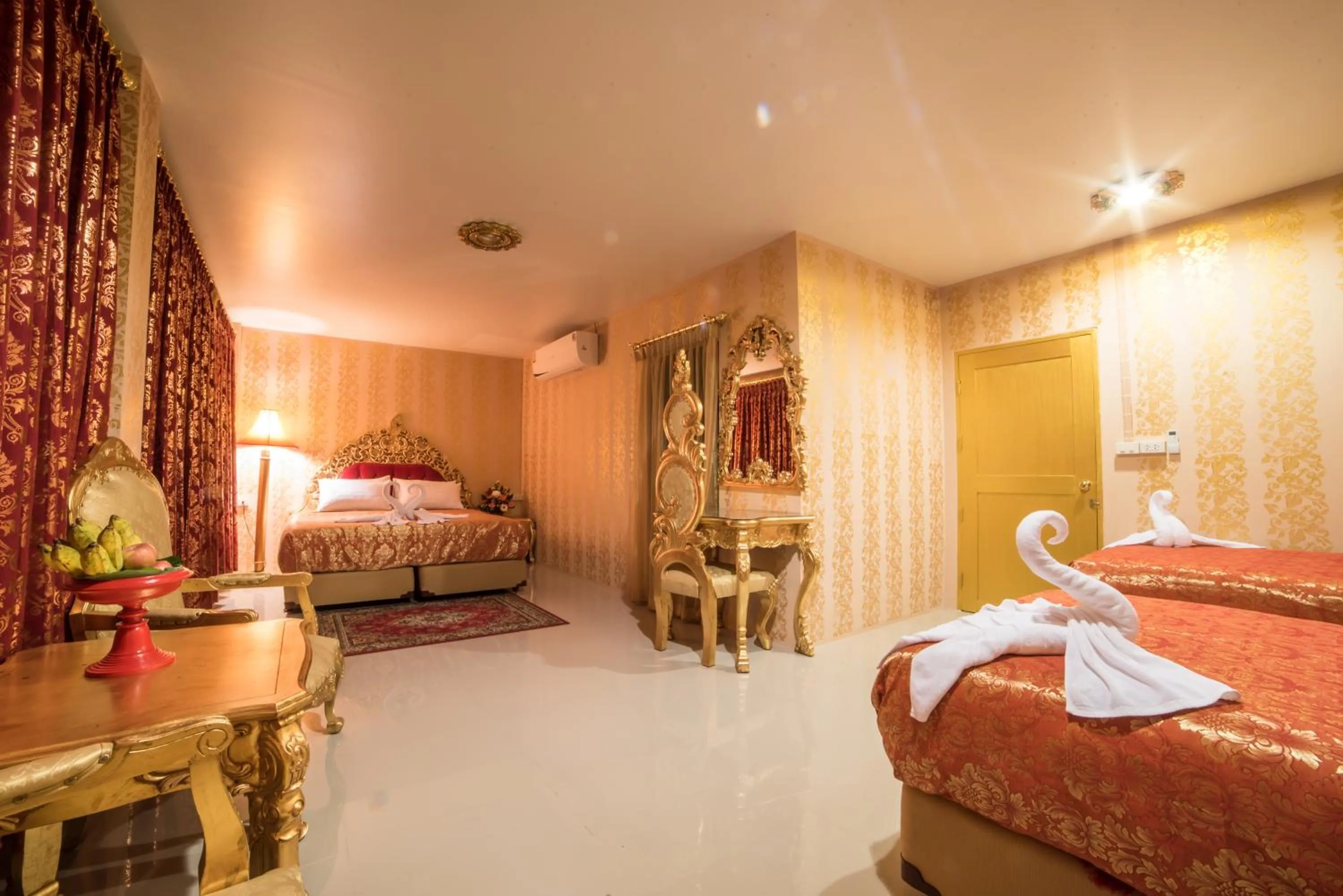Photo of the whole room, Bed in Nakaraj Princess Chiang Rai - Walking Street