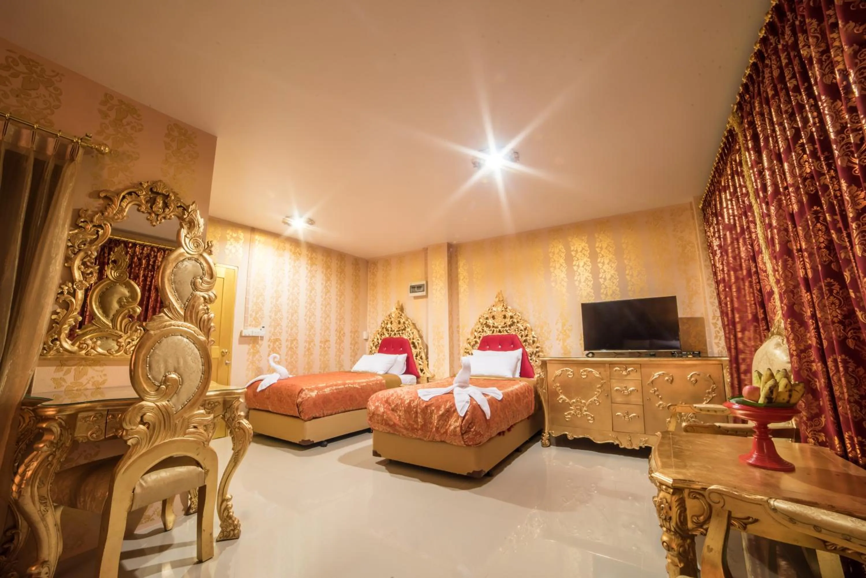 Bed in Nakaraj Princess Chiang Rai - Walking Street