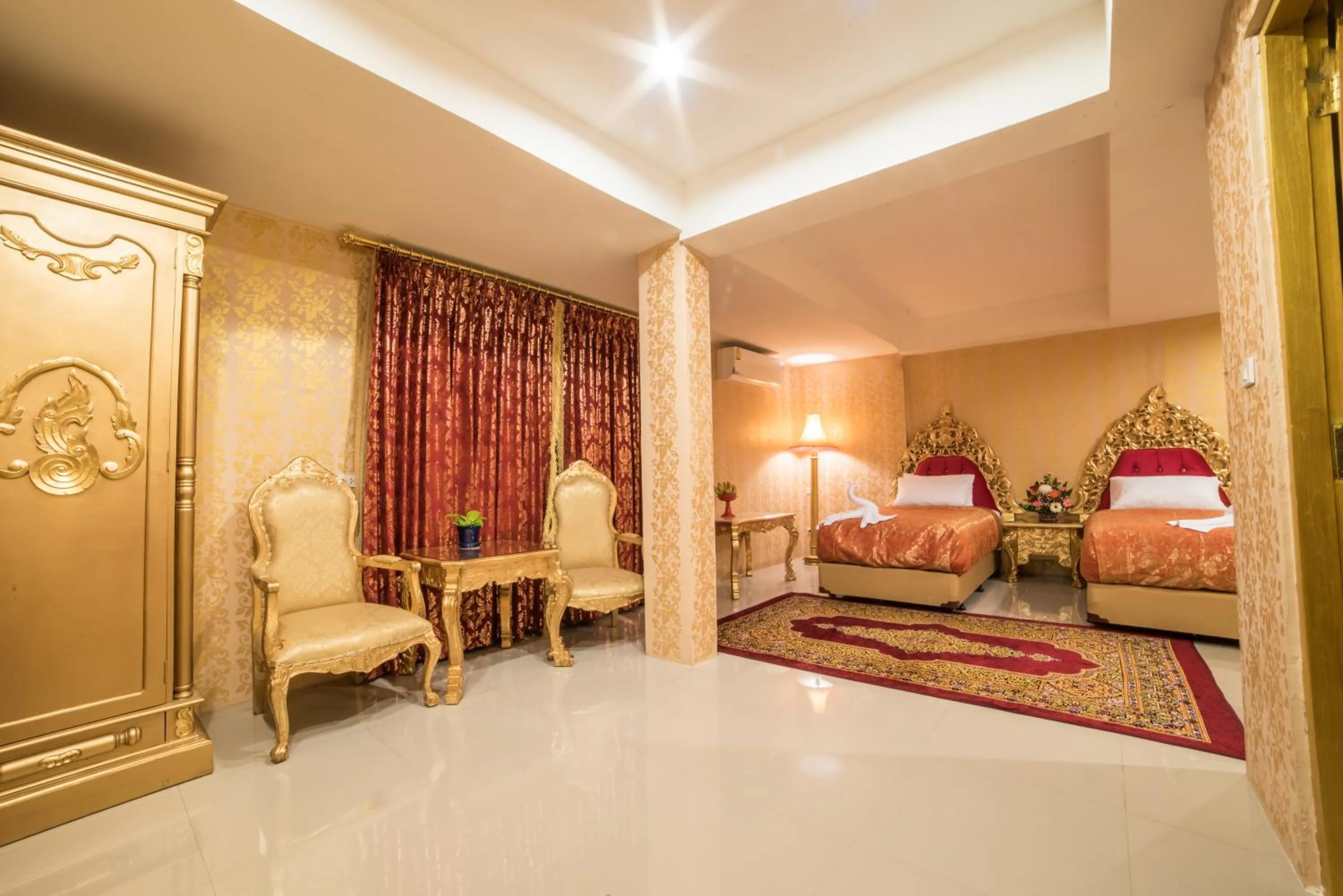 Photo of the whole room, Bed in Nakaraj Princess Chiang Rai - Walking Street